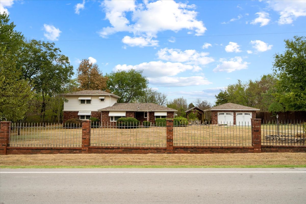 13723 E 56th Street N Property Photo 1