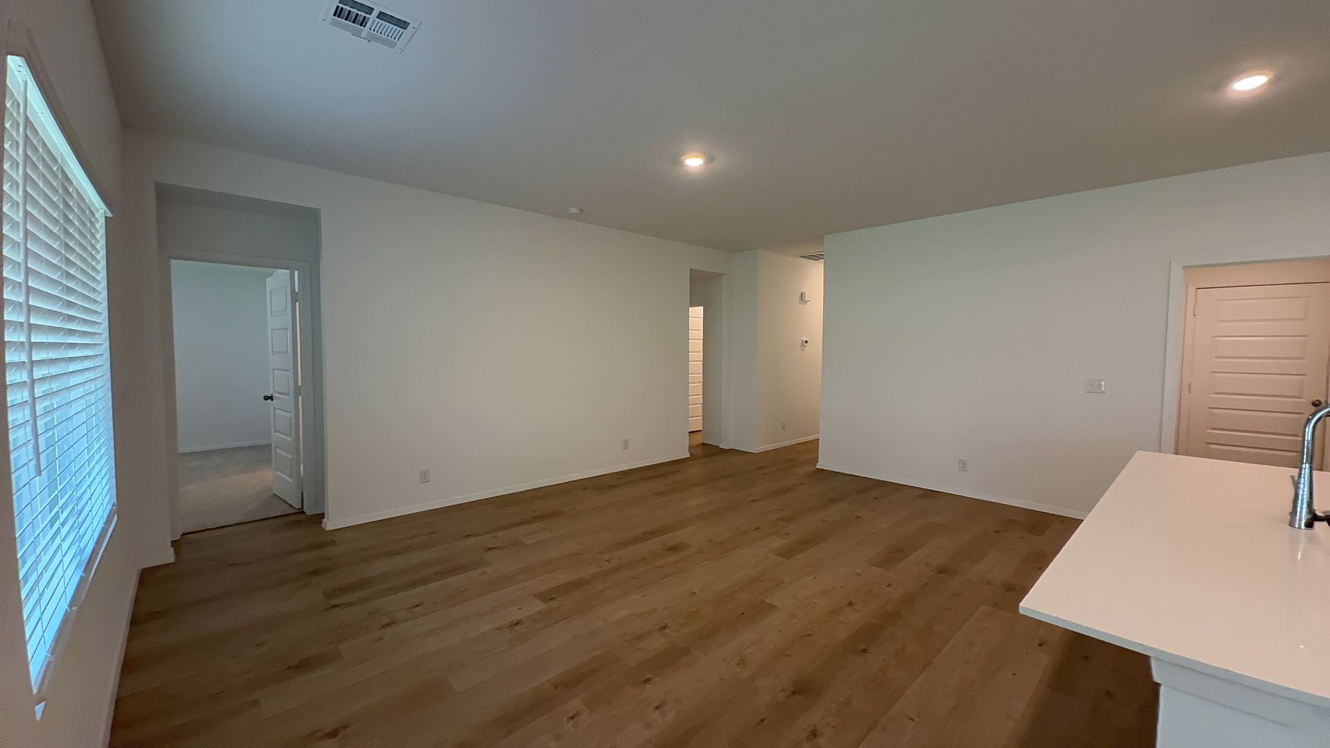 7304 S Maple Avenue Property Photo 3