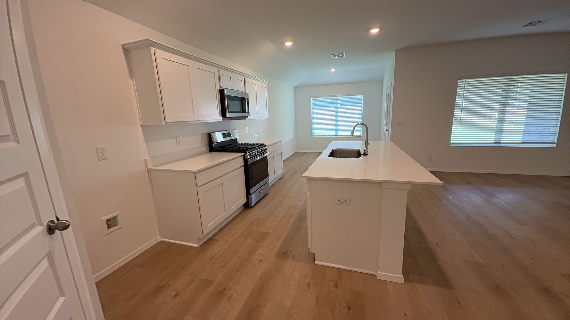7304 S Maple Avenue Property Photo 6