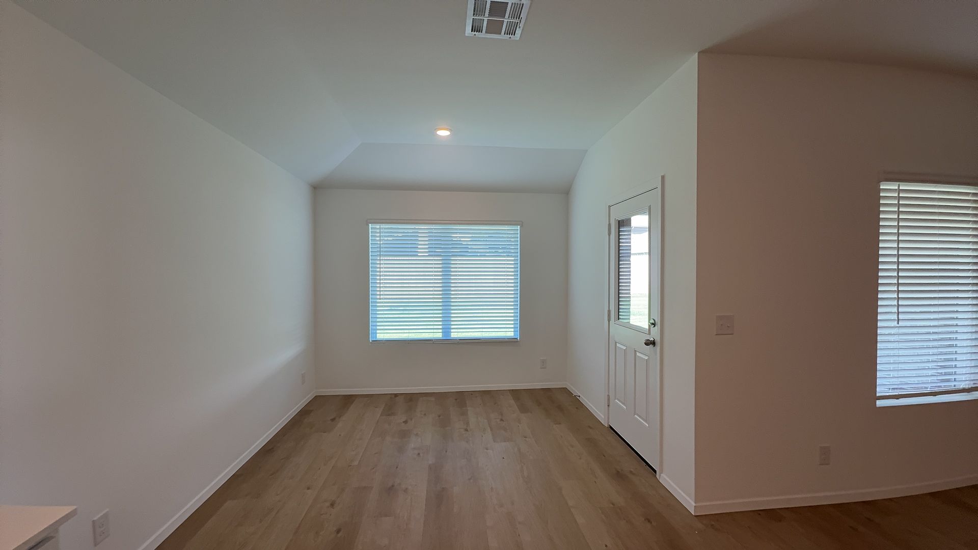 7304 S Maple Avenue Property Photo 7