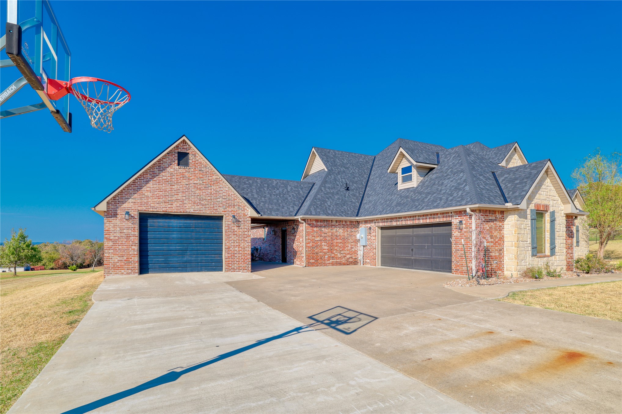905 Summit Ridge Property Photo 4