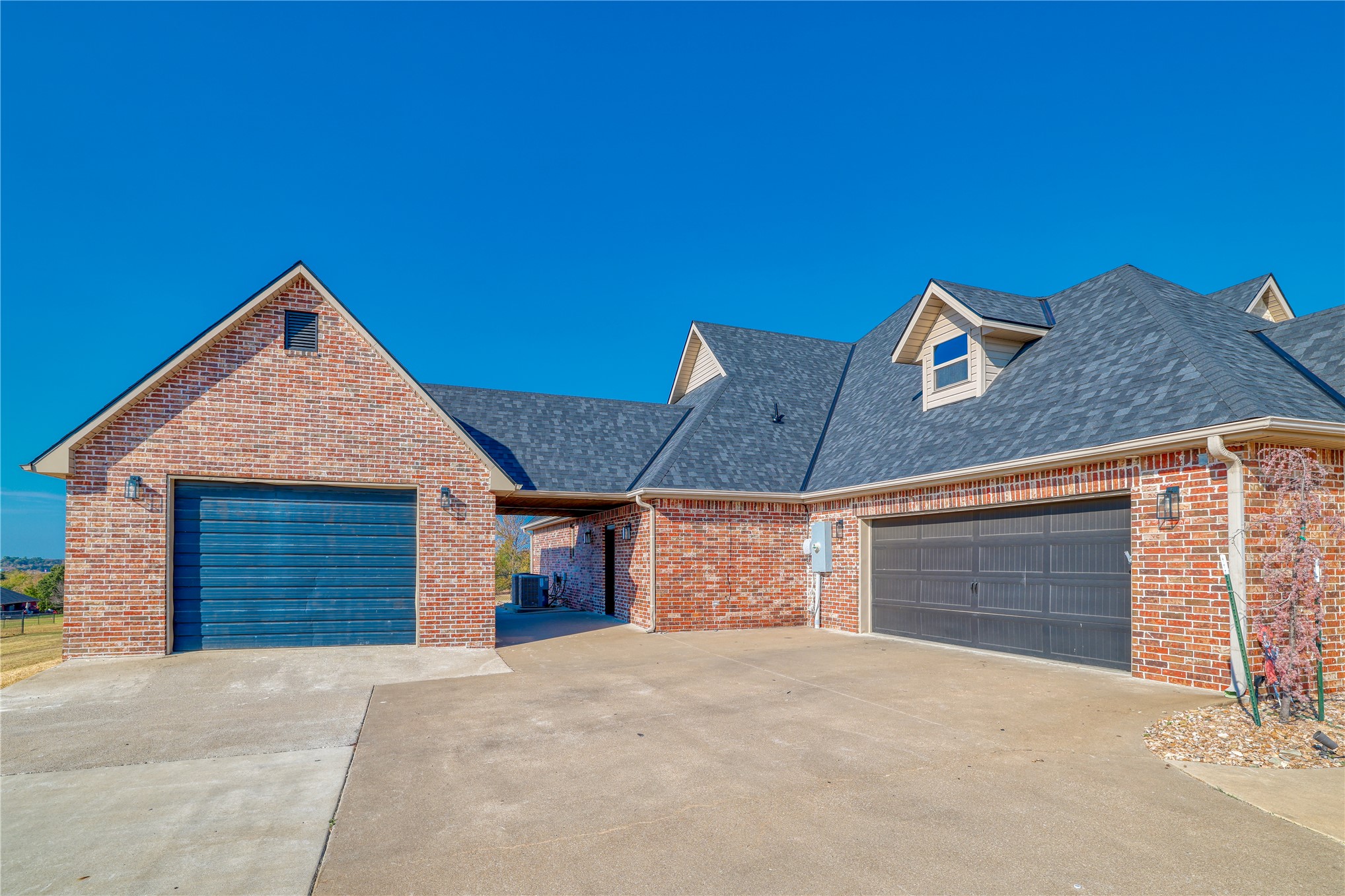 905 Summit Ridge Property Photo 5