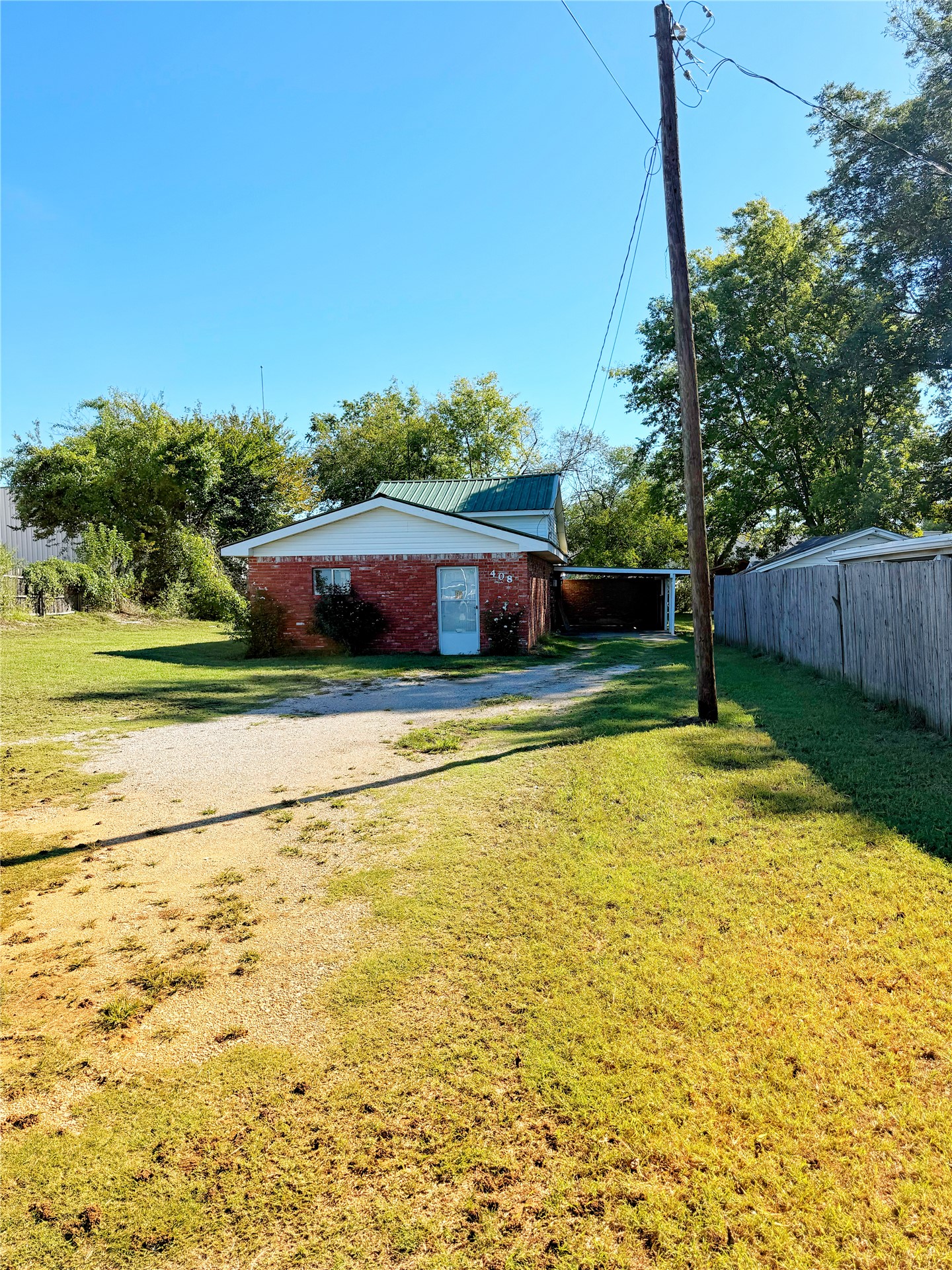 408 S Oliphant Property Photo 3
