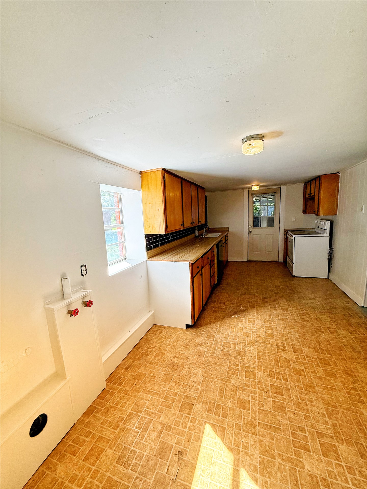 408 S Oliphant Property Photo 8