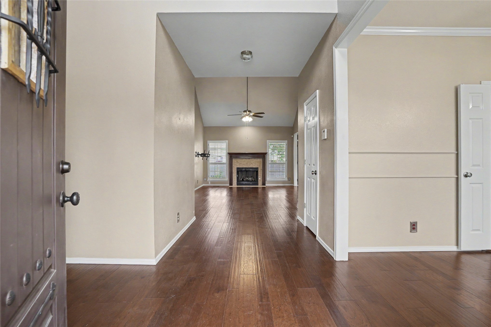 5412 S Narcissus Avenue Property Photo 4