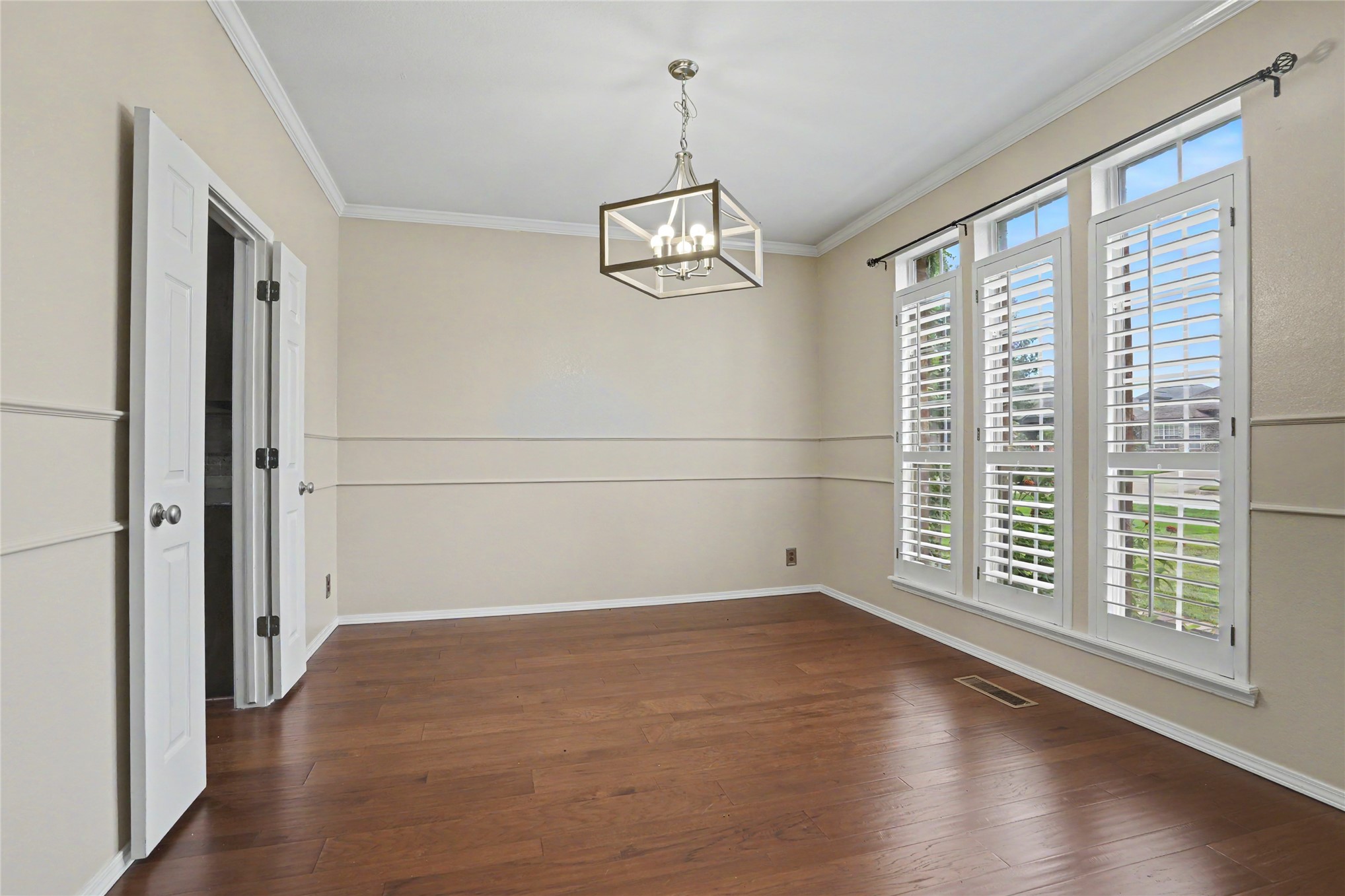 5412 S Narcissus Avenue Property Photo 5