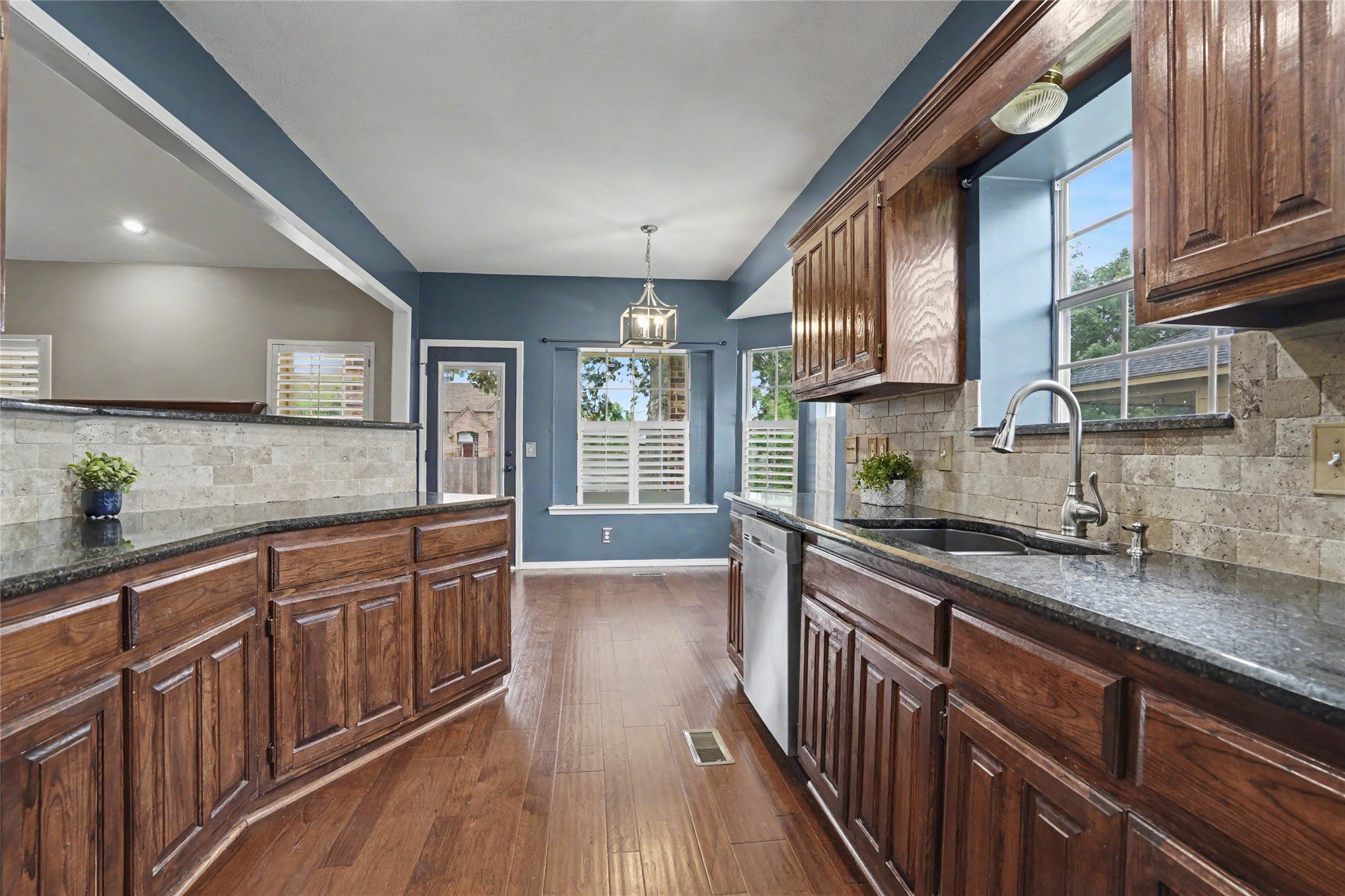 5412 S Narcissus Avenue Property Photo 12
