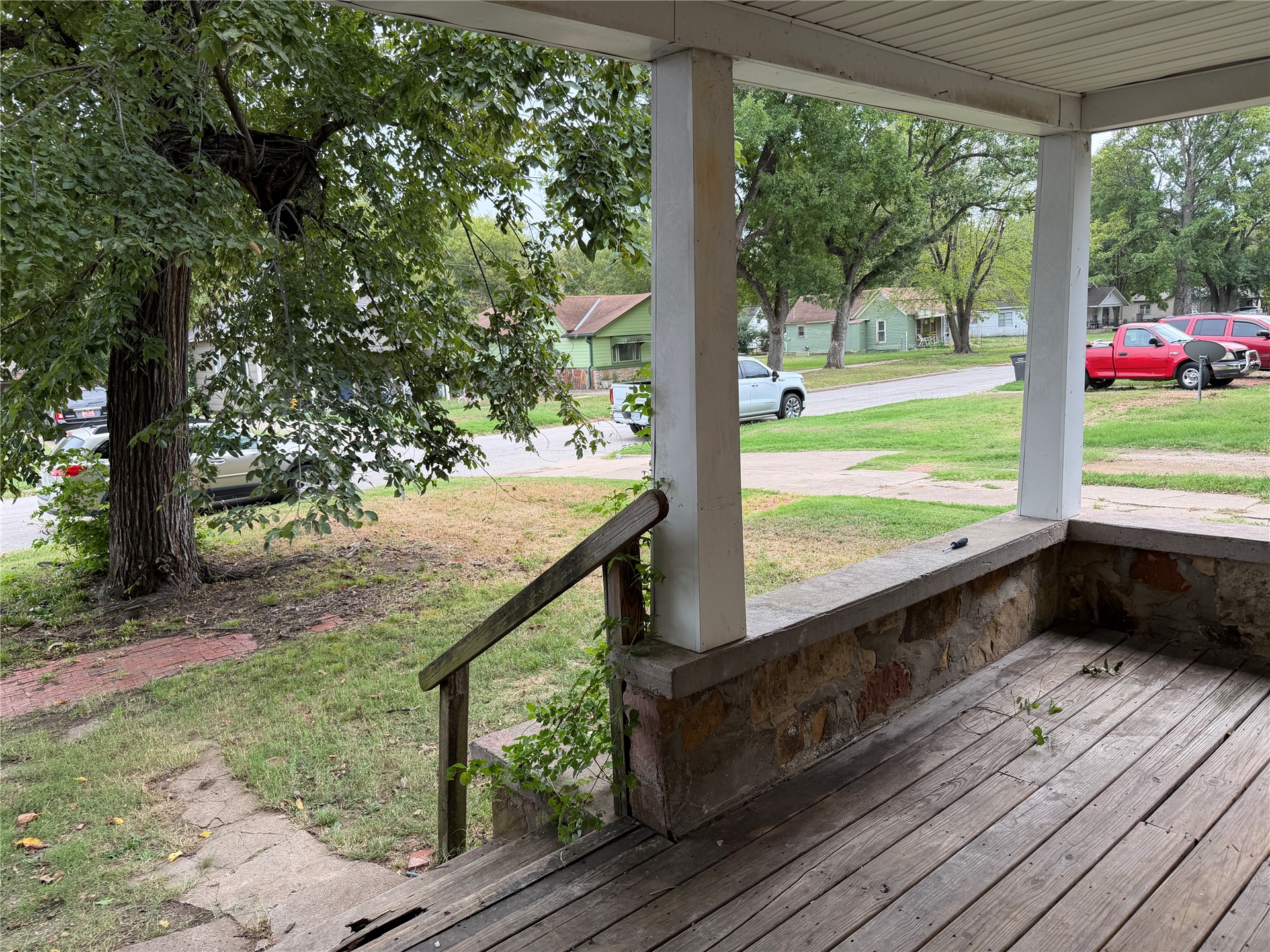 805 S Seneca Avenue Property Photo 4