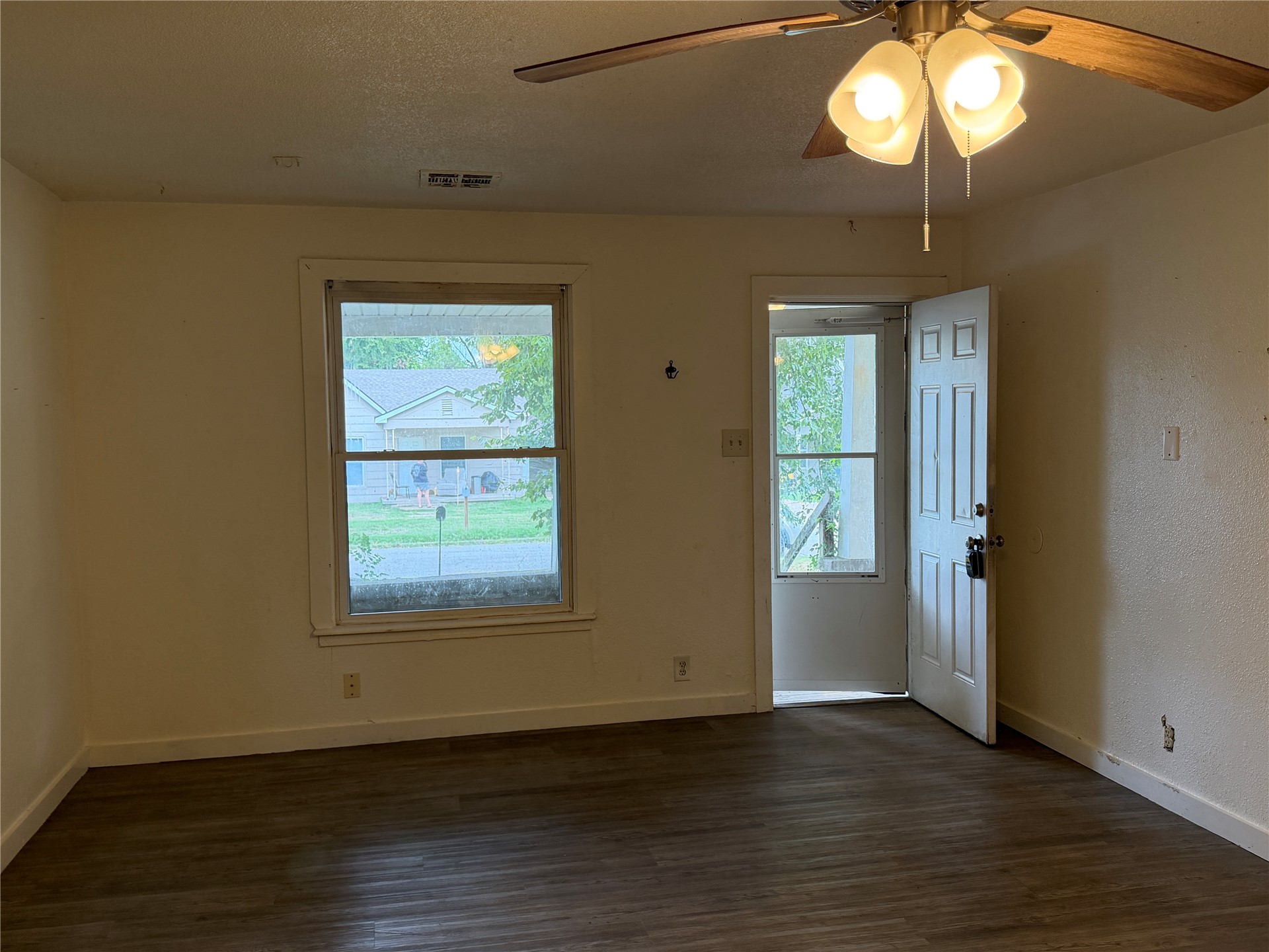 805 S Seneca Avenue Property Photo 5