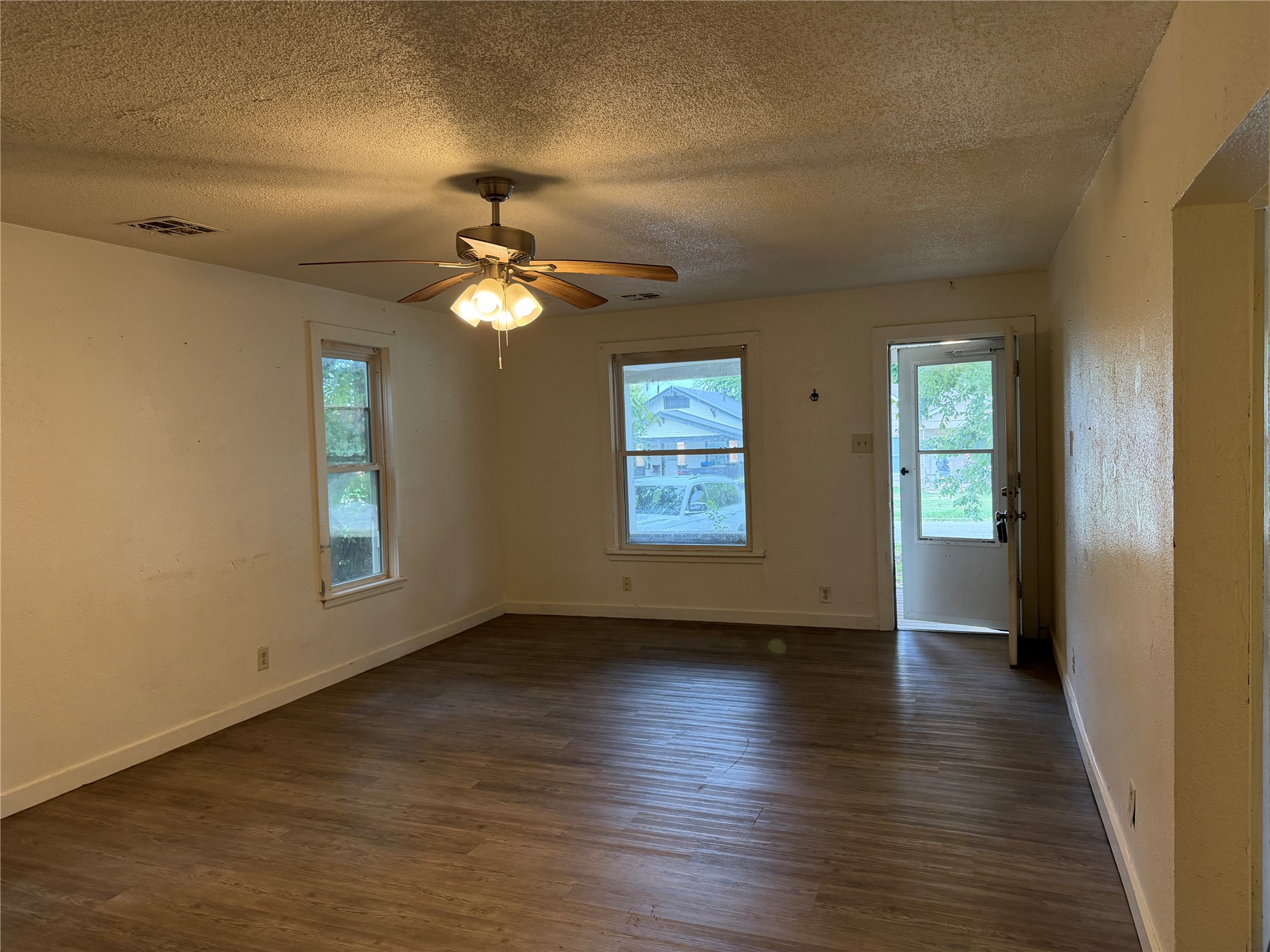 805 S Seneca Avenue Property Photo 6