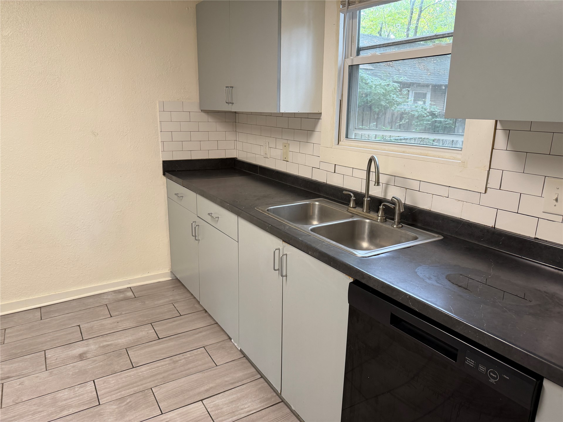 805 S Seneca Avenue Property Photo 9