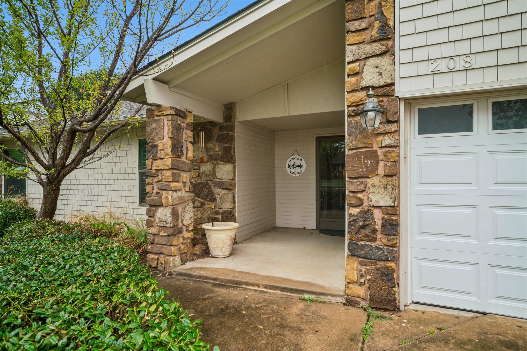208 N Hemlock Avenue Property Photo 3
