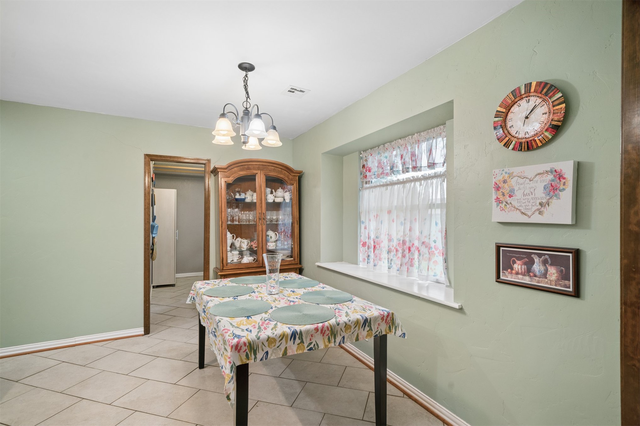 208 N Hemlock Avenue Property Photo 12