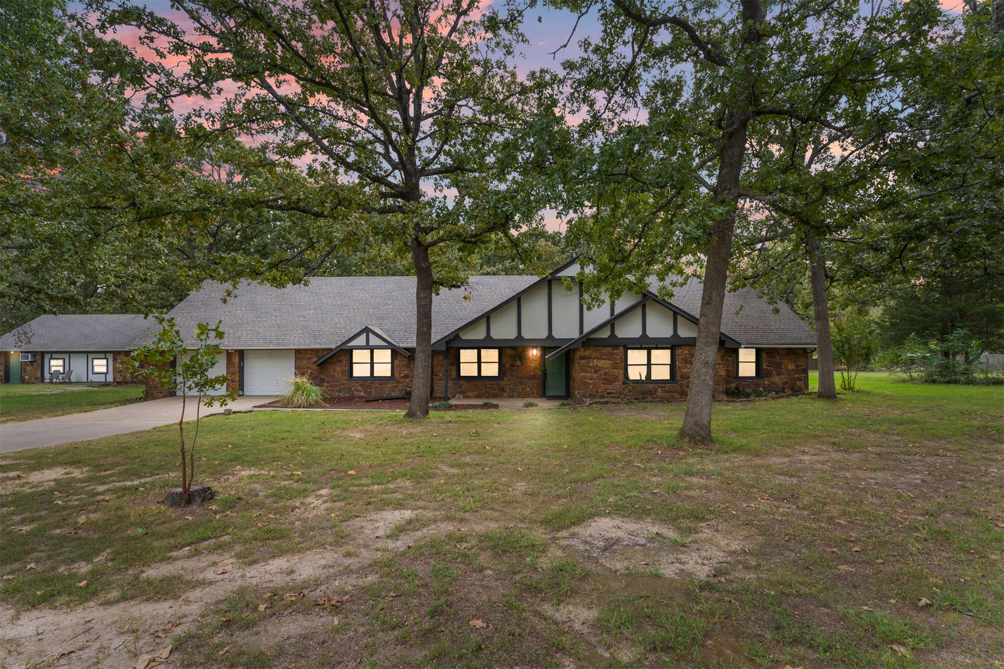 8939 N Crestwood Drive Property Photo 1