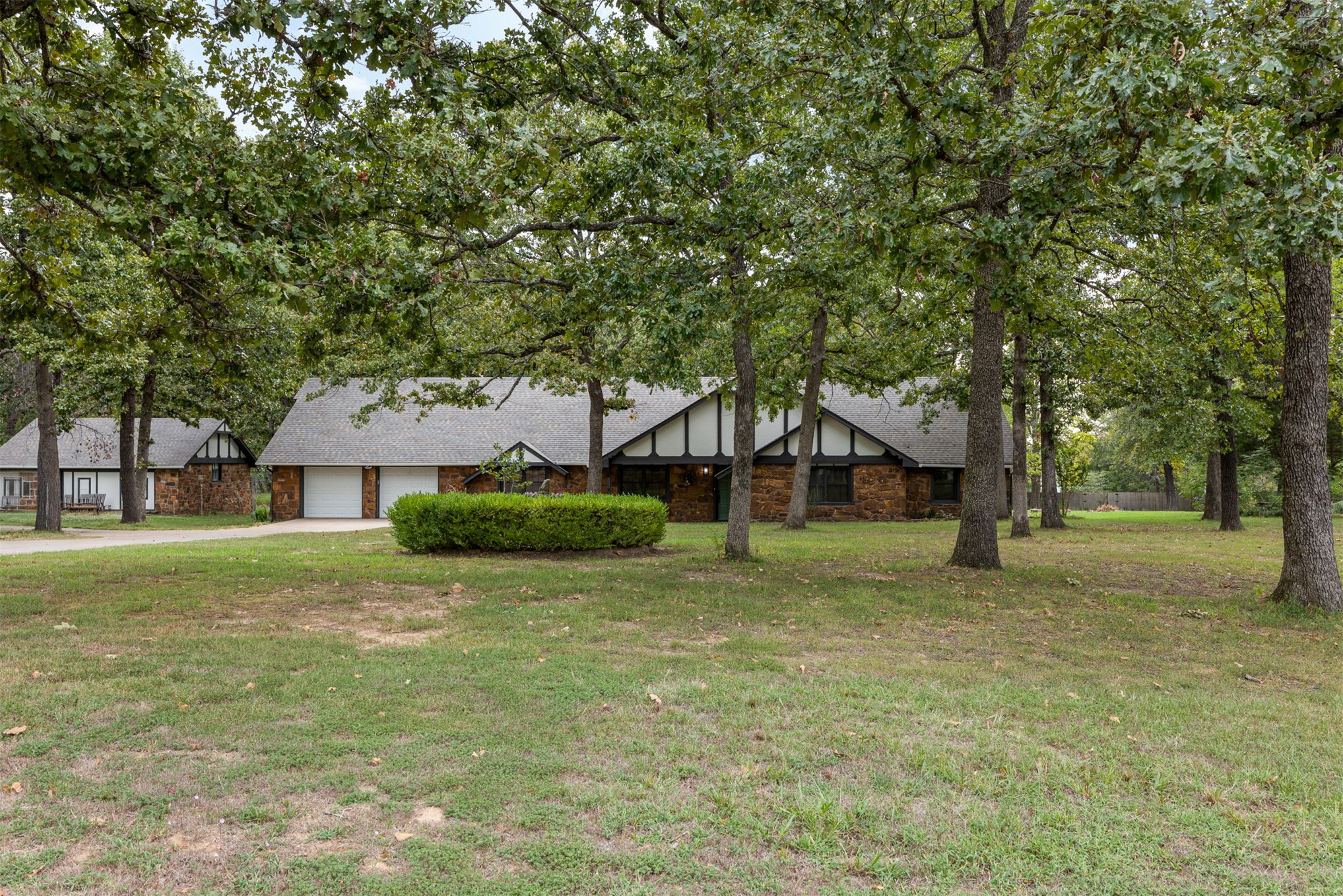 8939 N Crestwood Drive Property Photo 2