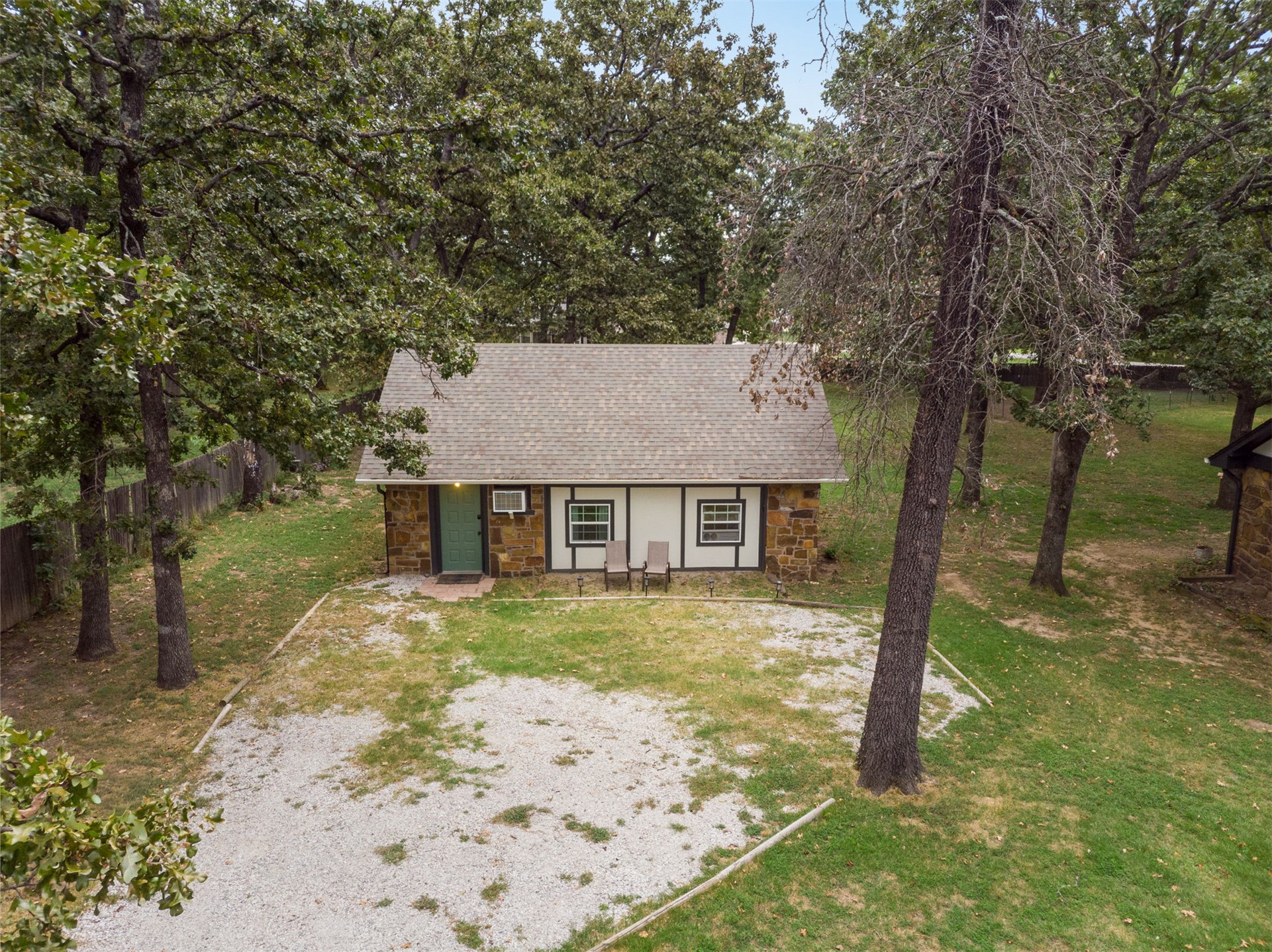 8939 N Crestwood Drive Property Photo 4