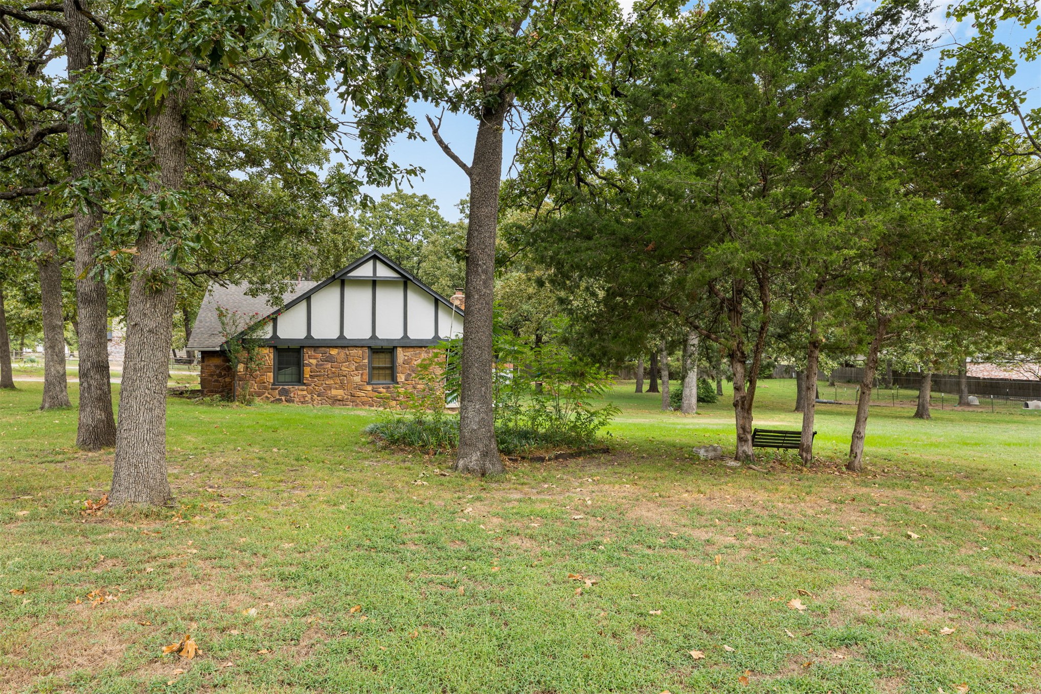 8939 N Crestwood Drive Property Photo 5