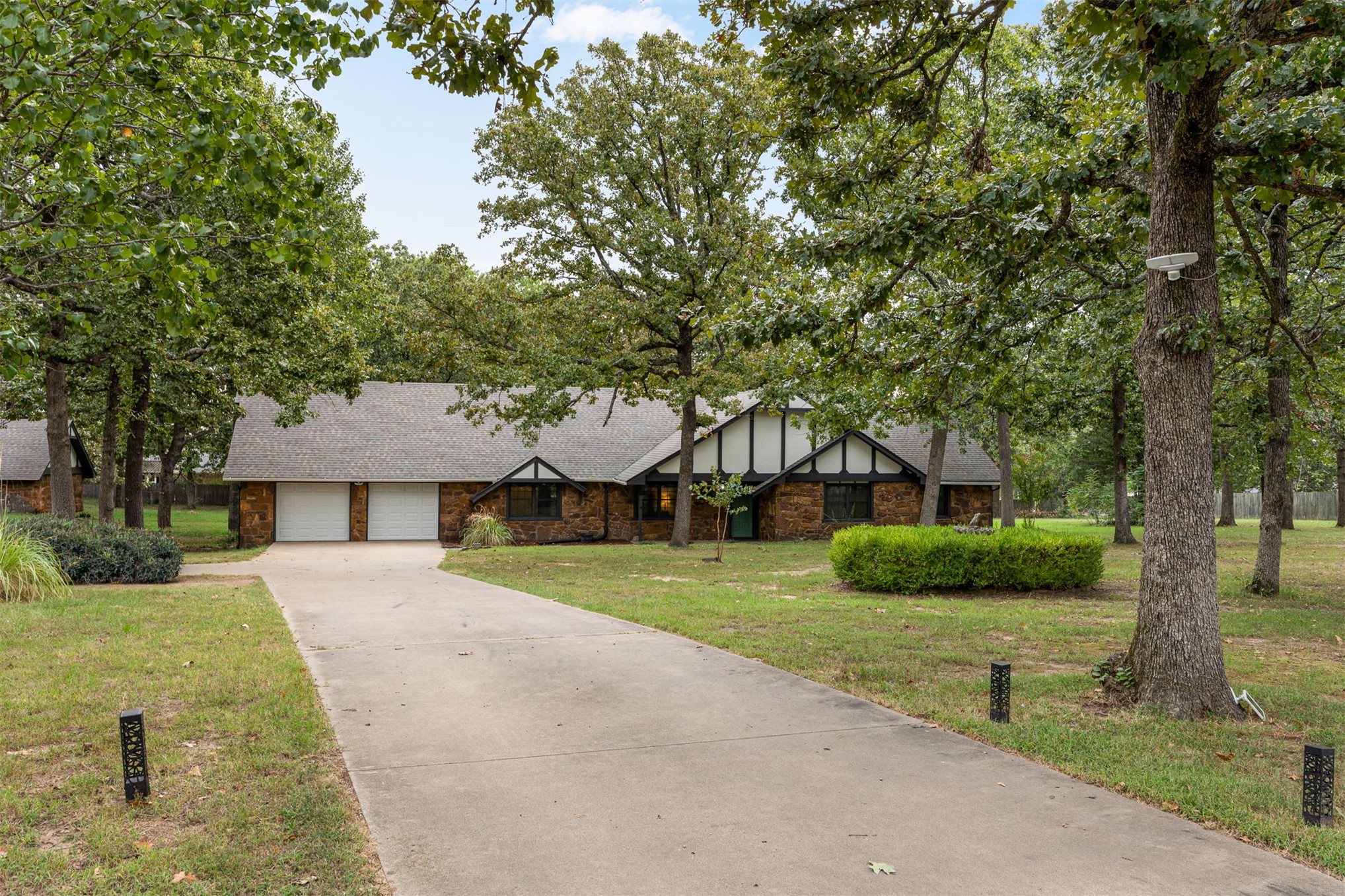 8939 N Crestwood Drive Property Photo 6