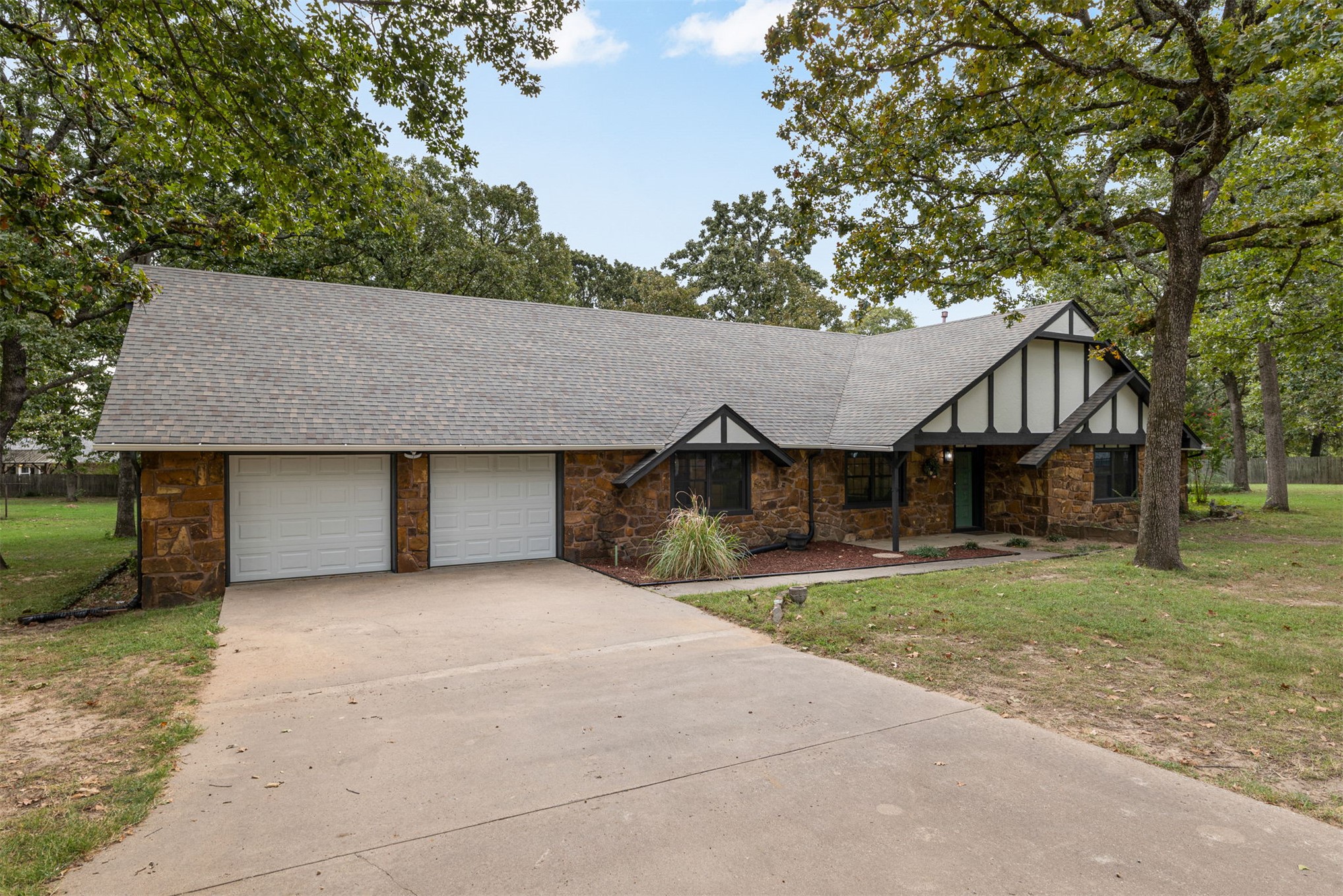 8939 N Crestwood Drive Property Photo 7
