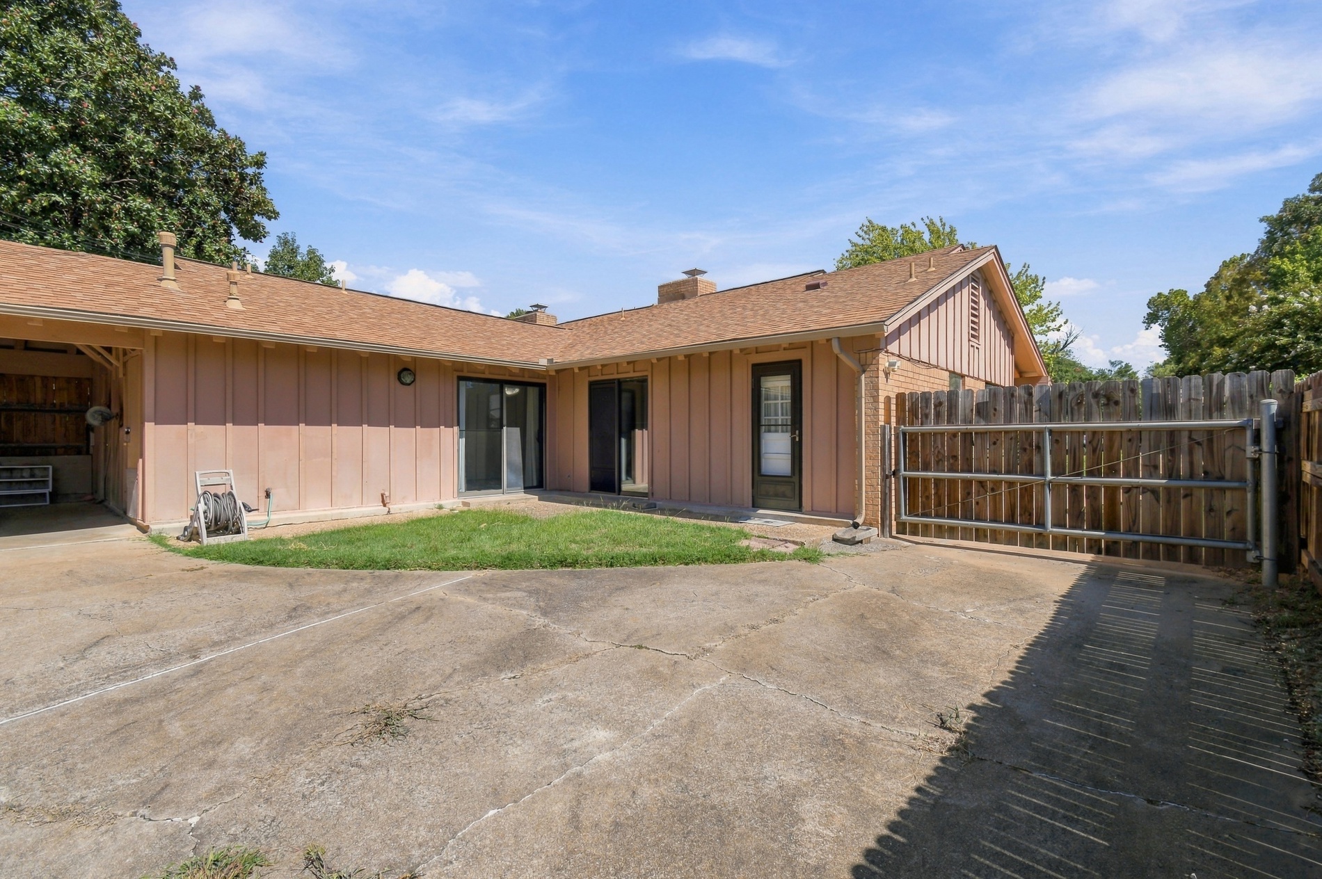4904 S Knoxville Place Property Photo 2