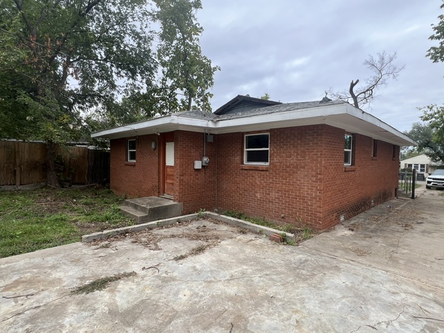 1420 S Elm Avenue Property Photo 2