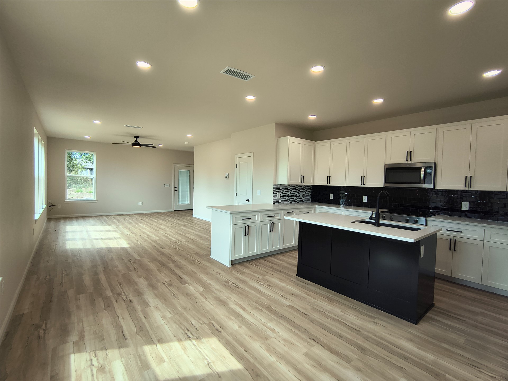 2112 N Trenton Avenue Property Photo 3