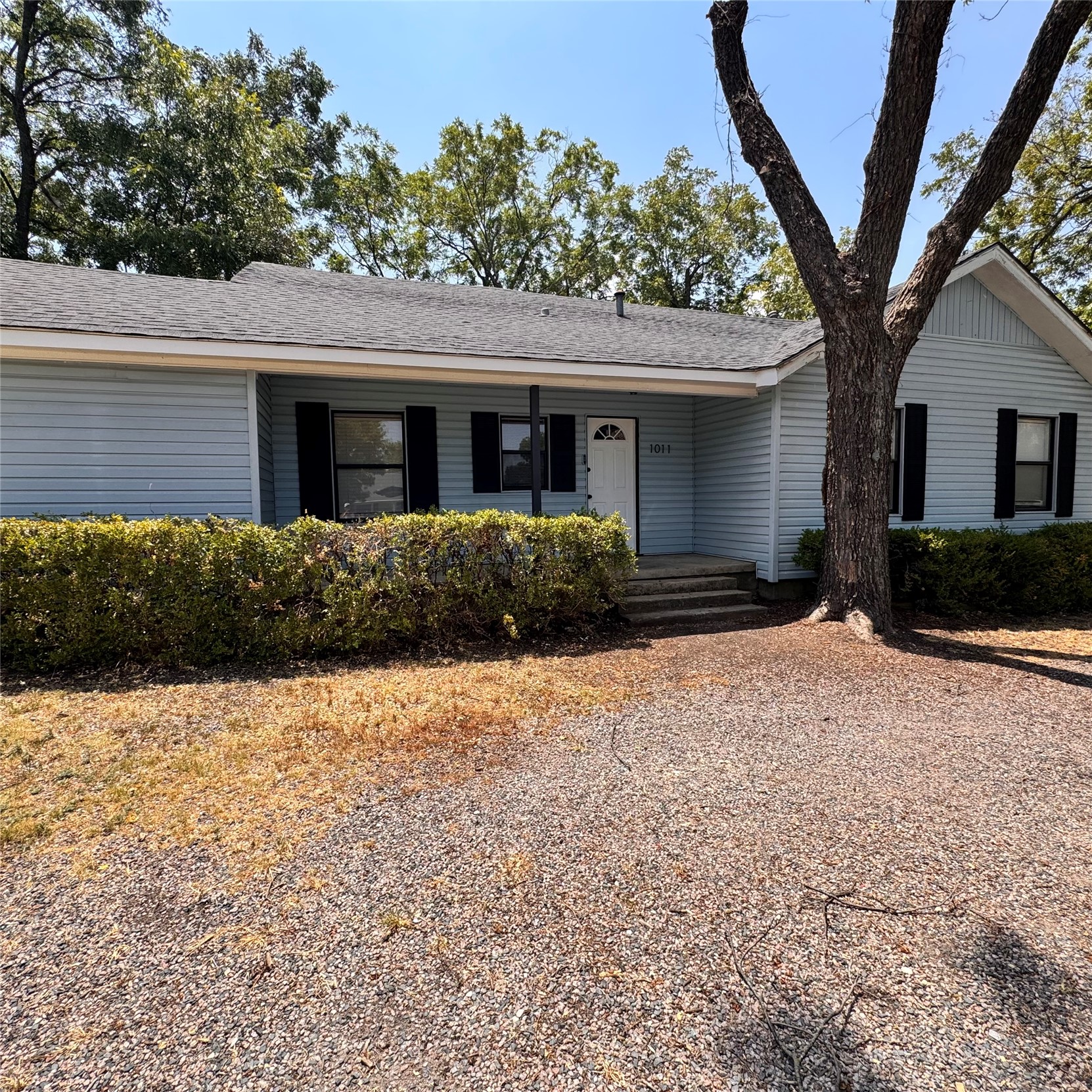1011 W Taliaferro Street Property Photo 1