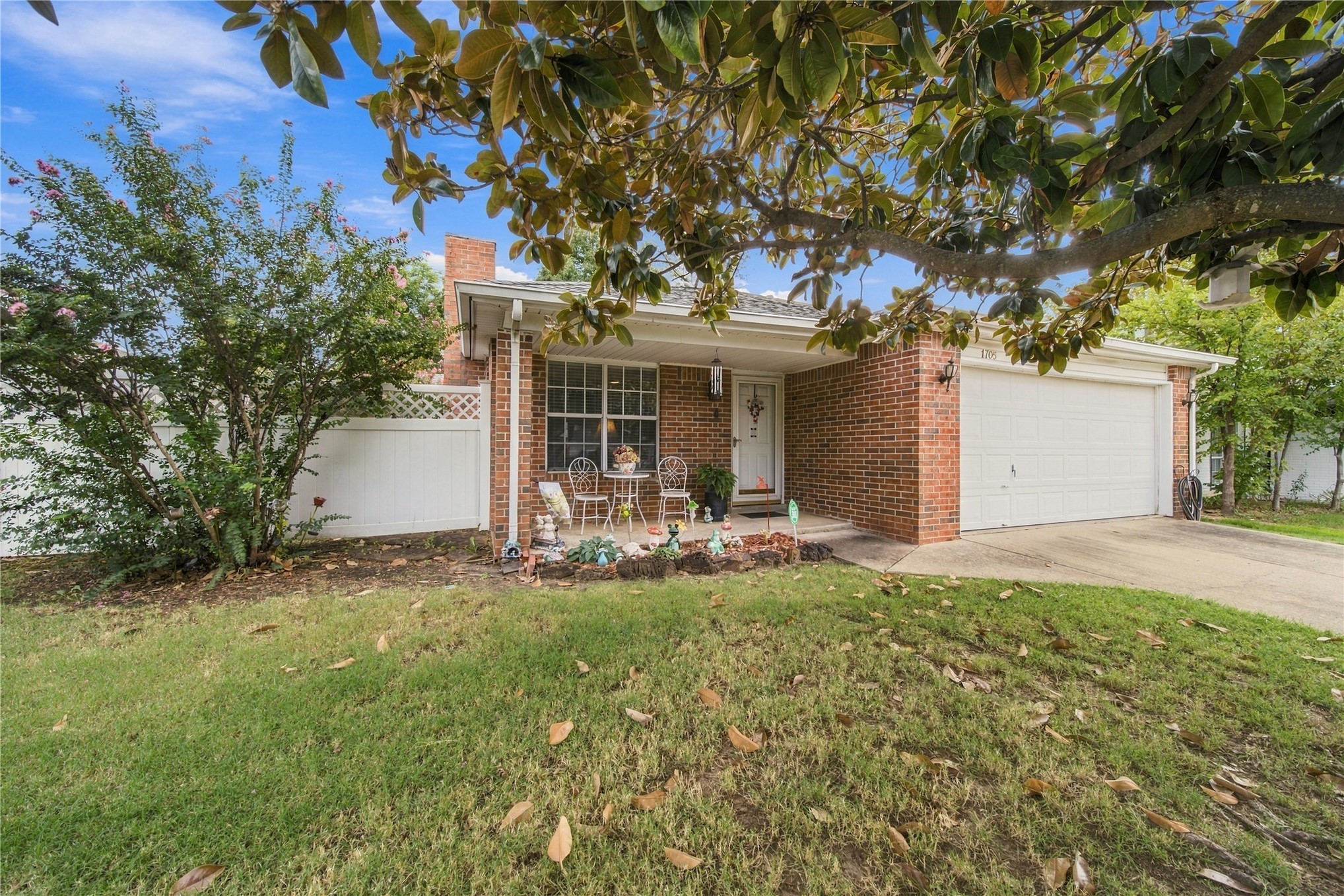 1705 W Fort Worth Street Property Photo 4