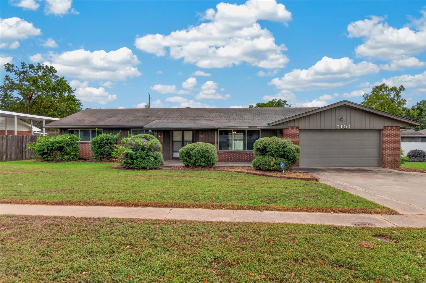 5101 Bridle Road Property Photo 1