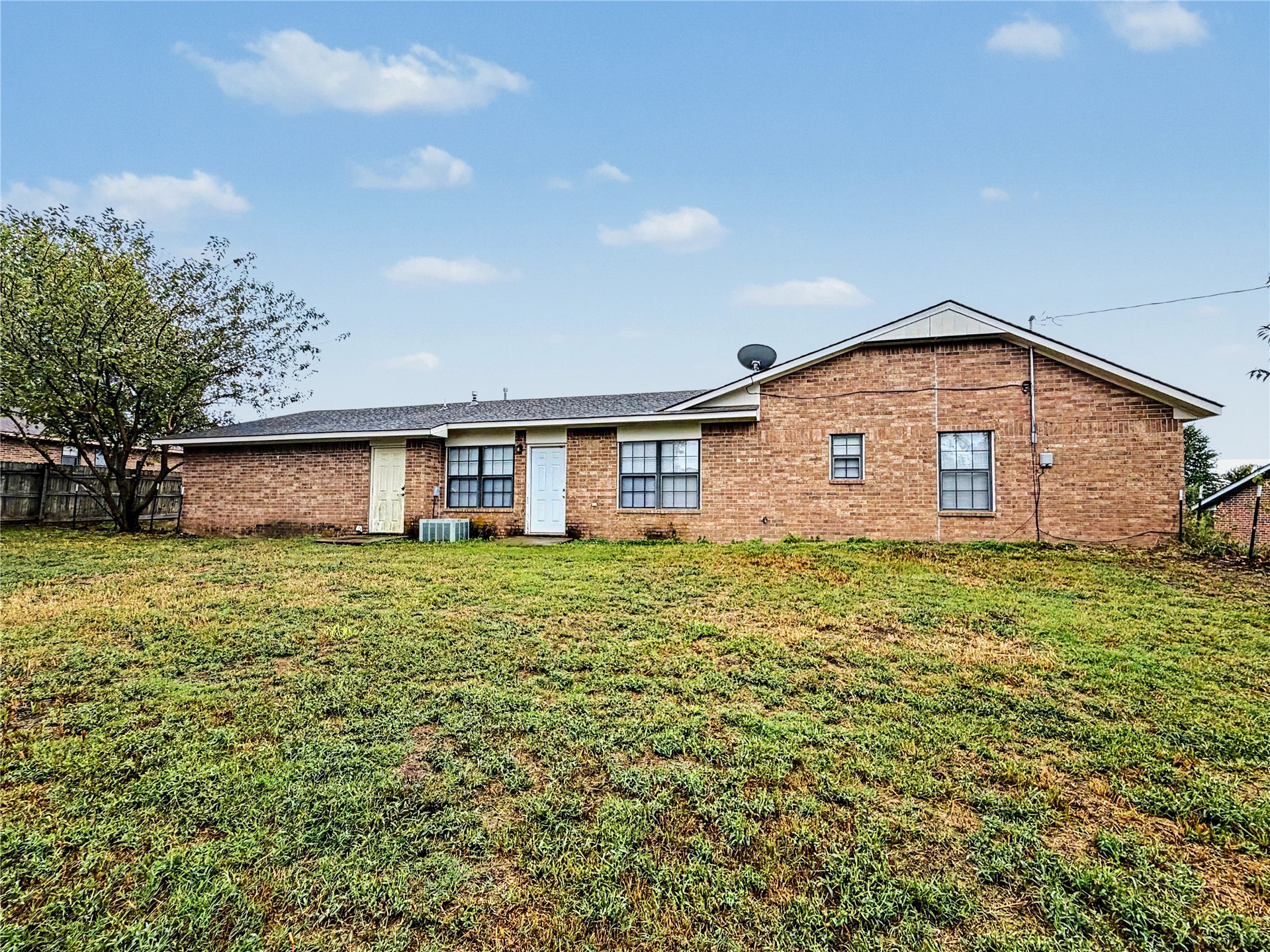 18333 Hilltop Circle Property Photo 4