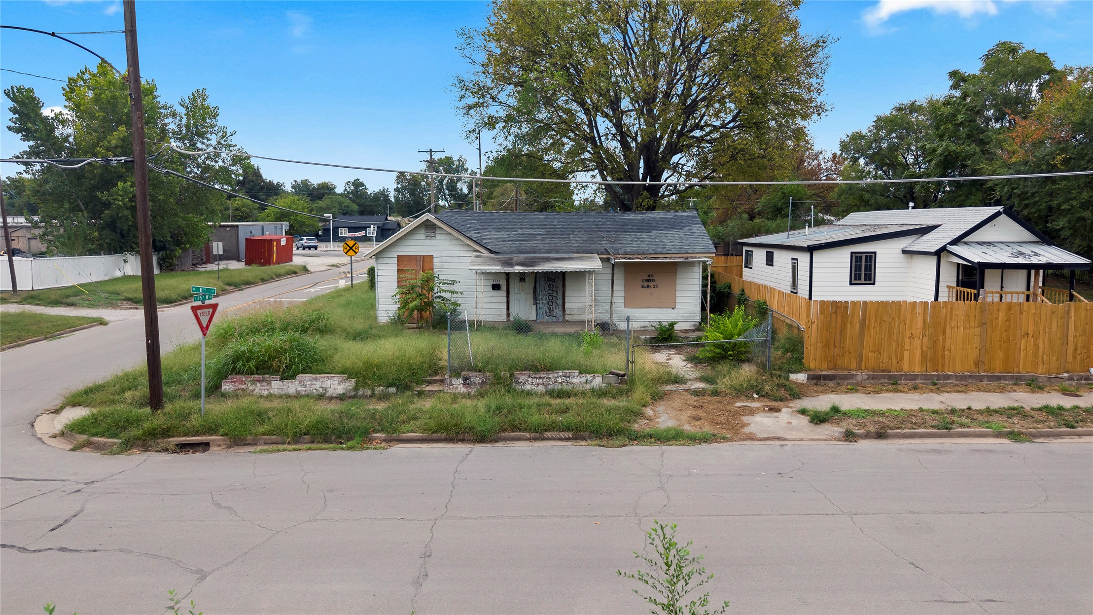 4351 W 8th Street Property Photo 4