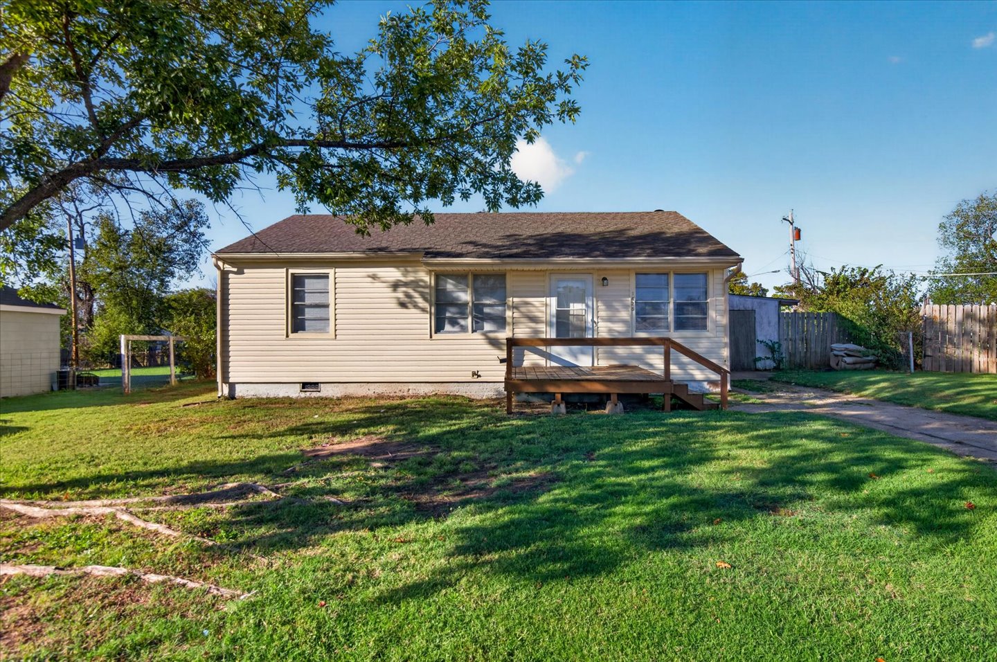 1425 S Rogers Avenue Property Photo 2