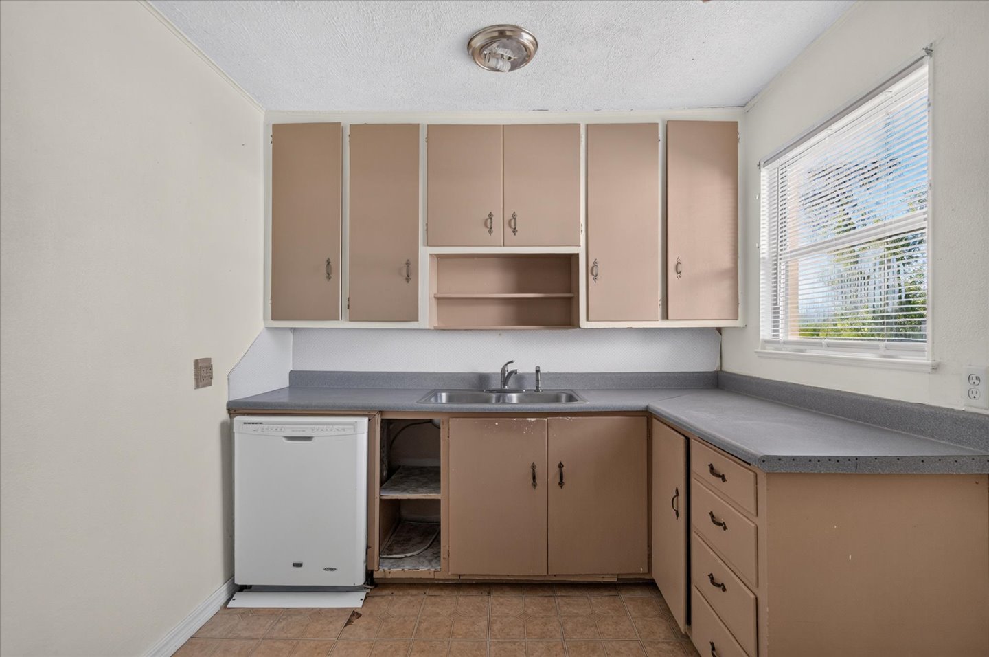 1425 S Rogers Avenue Property Photo 6