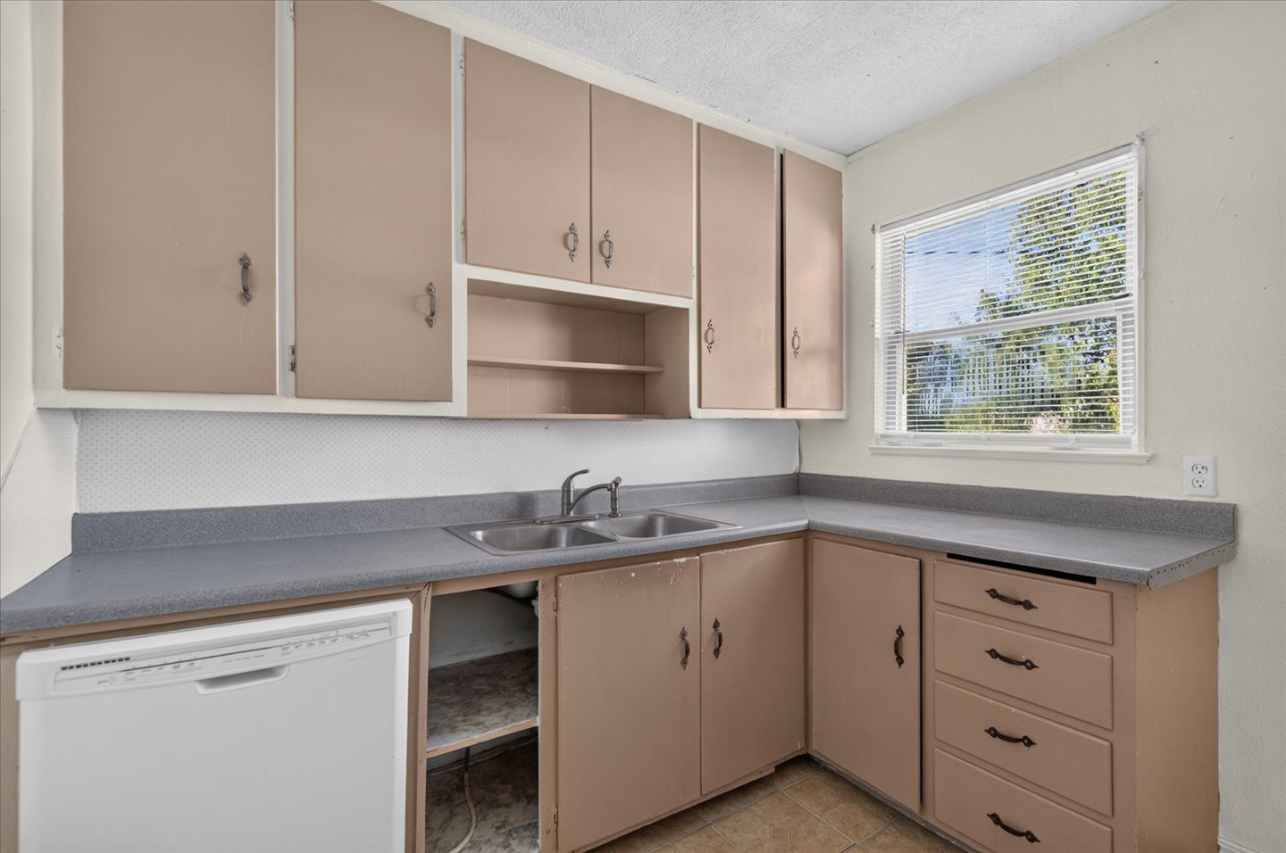 1425 S Rogers Avenue Property Photo 7