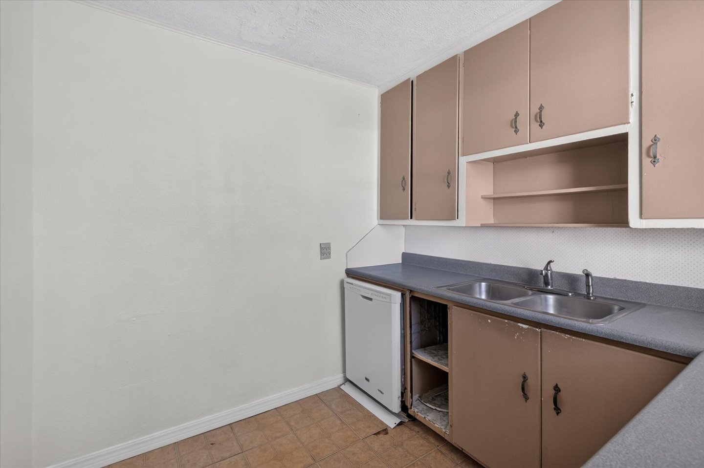 1425 S Rogers Avenue Property Photo 8