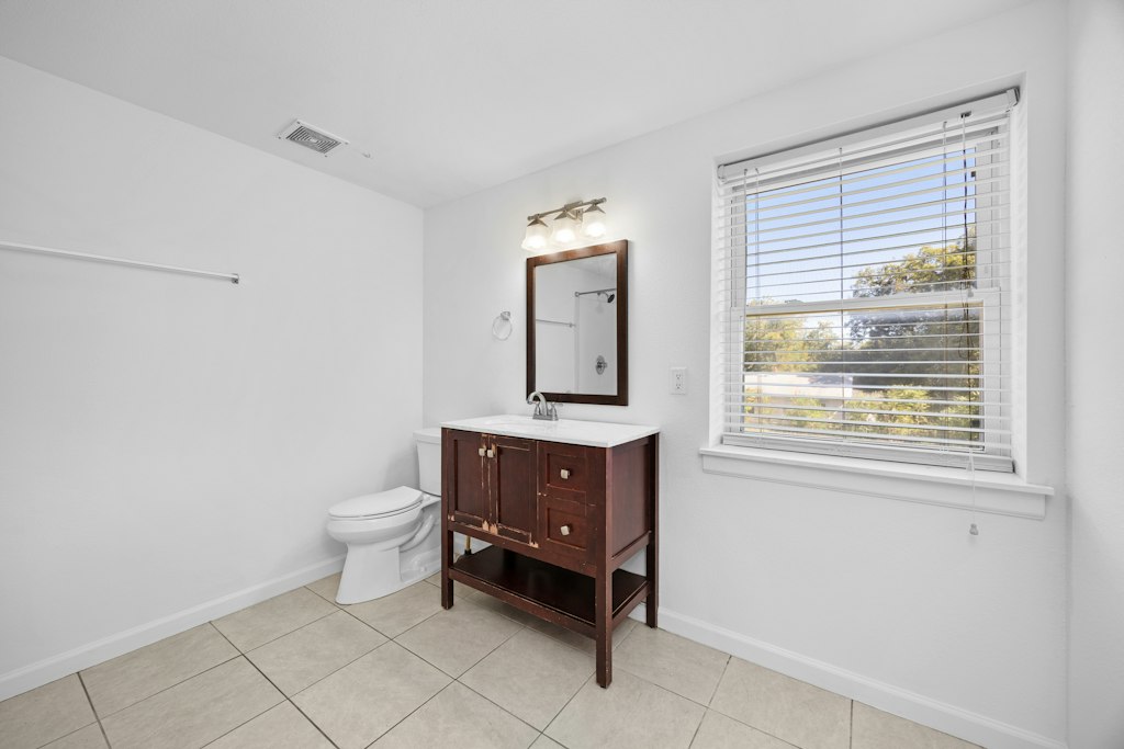 609 E 11th Property Photo 17