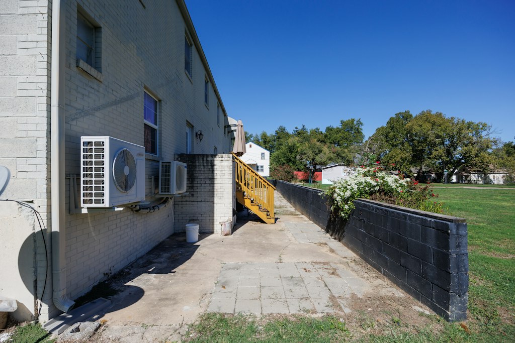 609 E 11th Property Photo 26