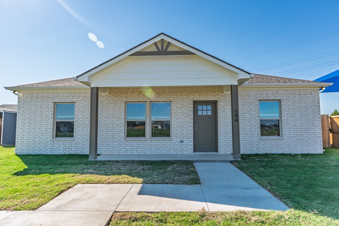 194 Premier Street Property Photo 1