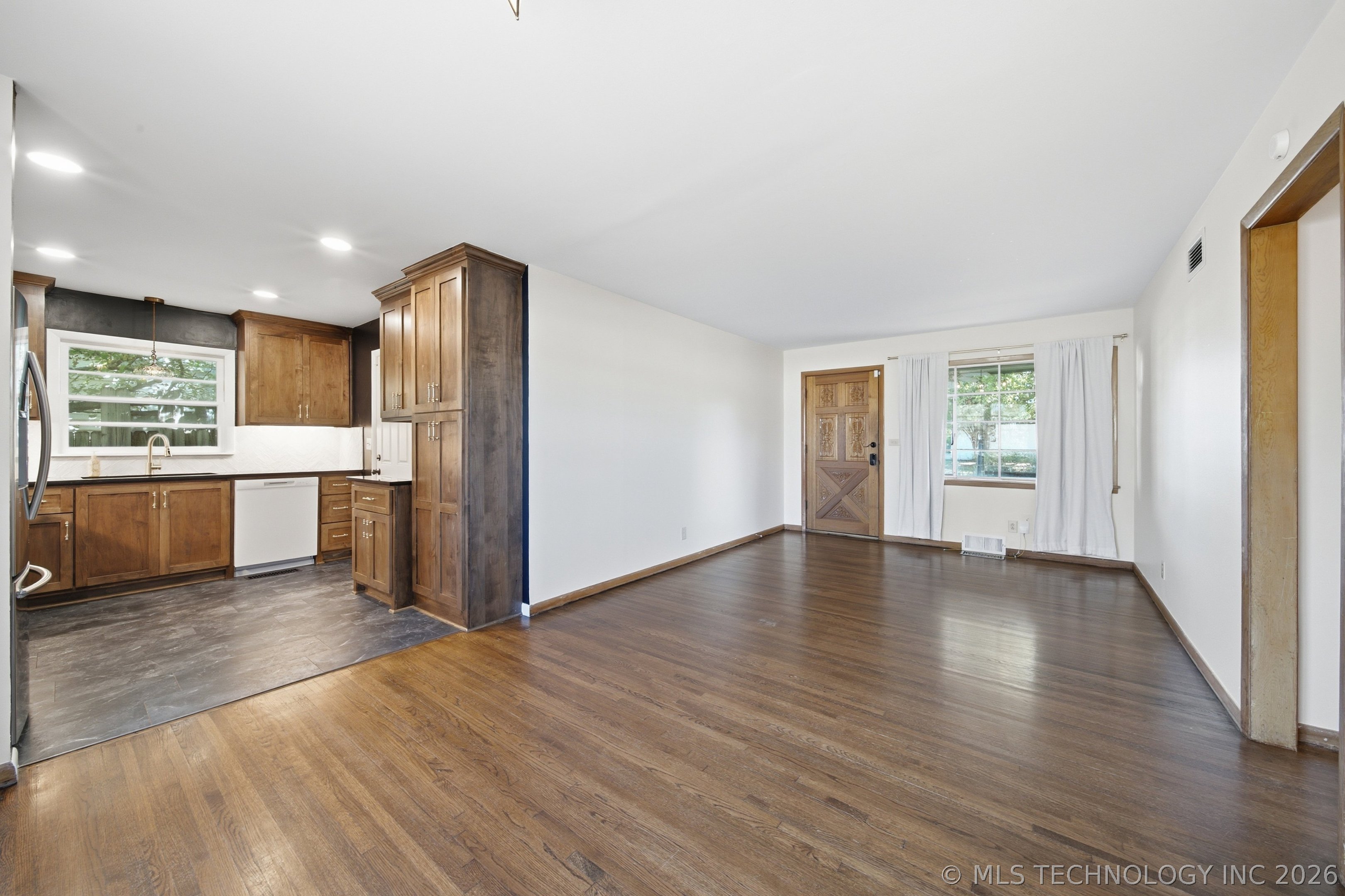 1710 S Lakewood Avenue Property Photo 8