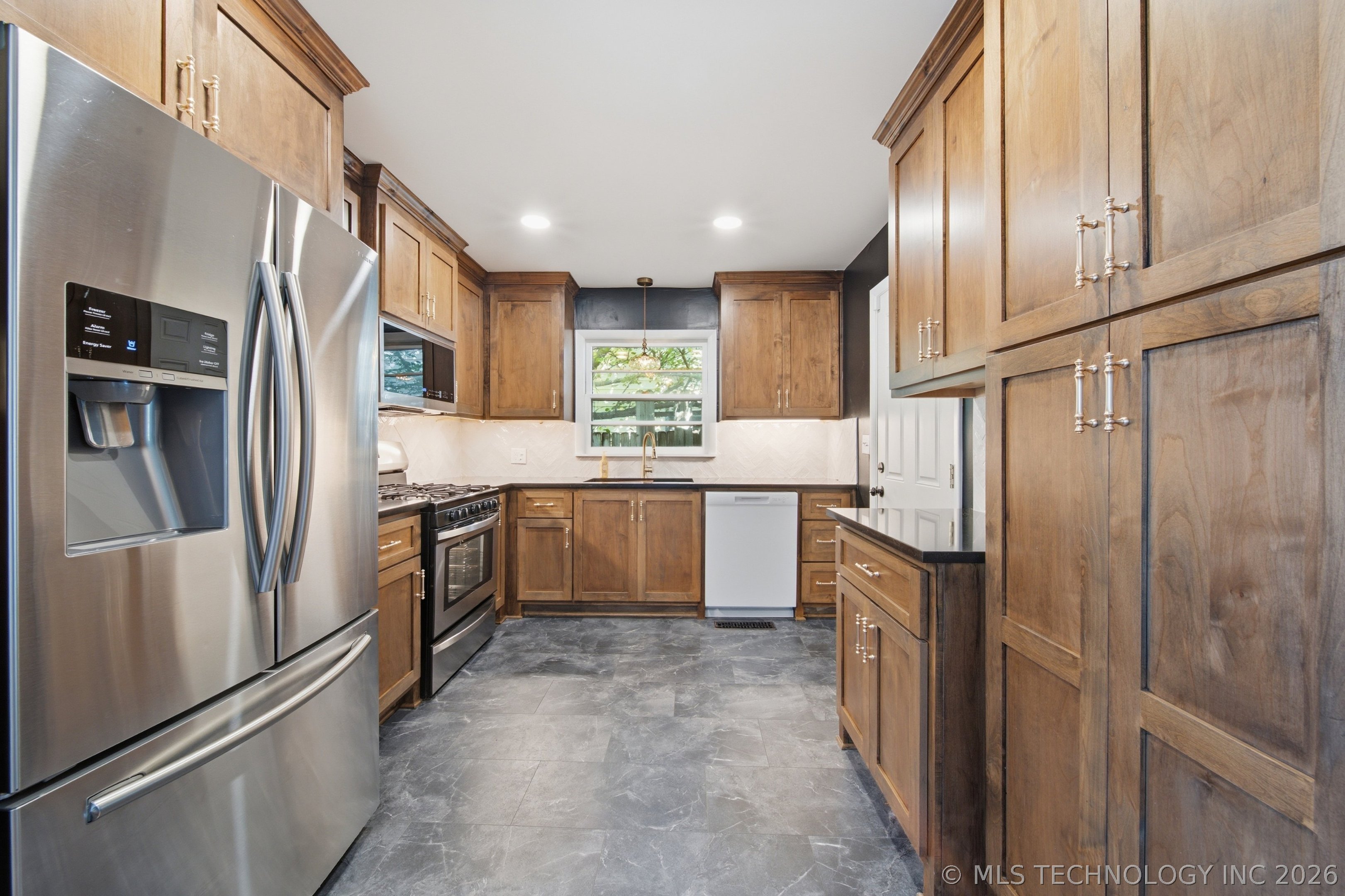 1710 S Lakewood Avenue Property Photo 10