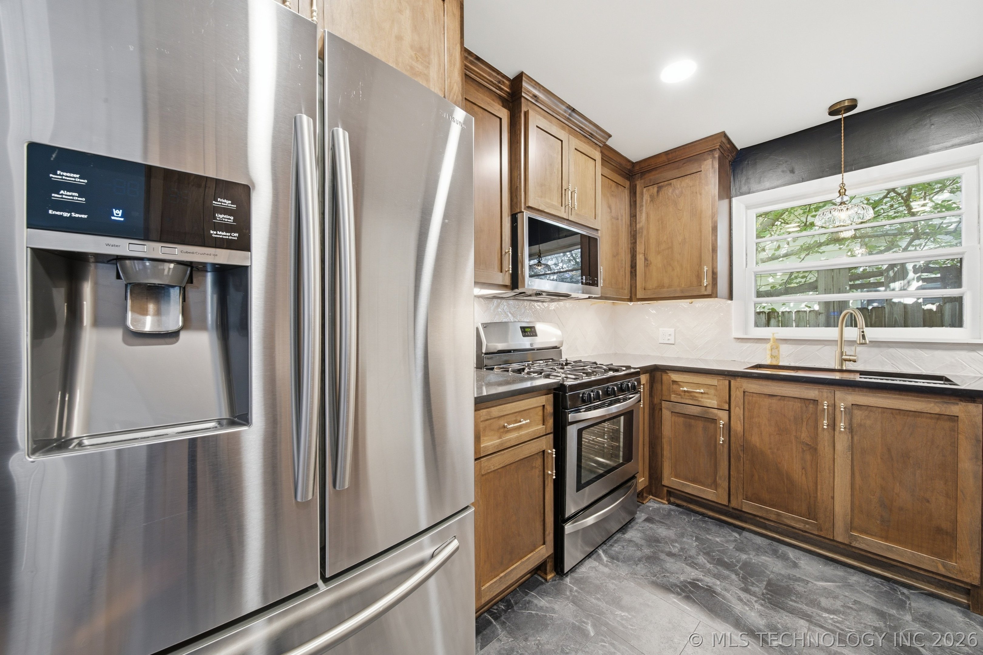 1710 S Lakewood Avenue Property Photo 11