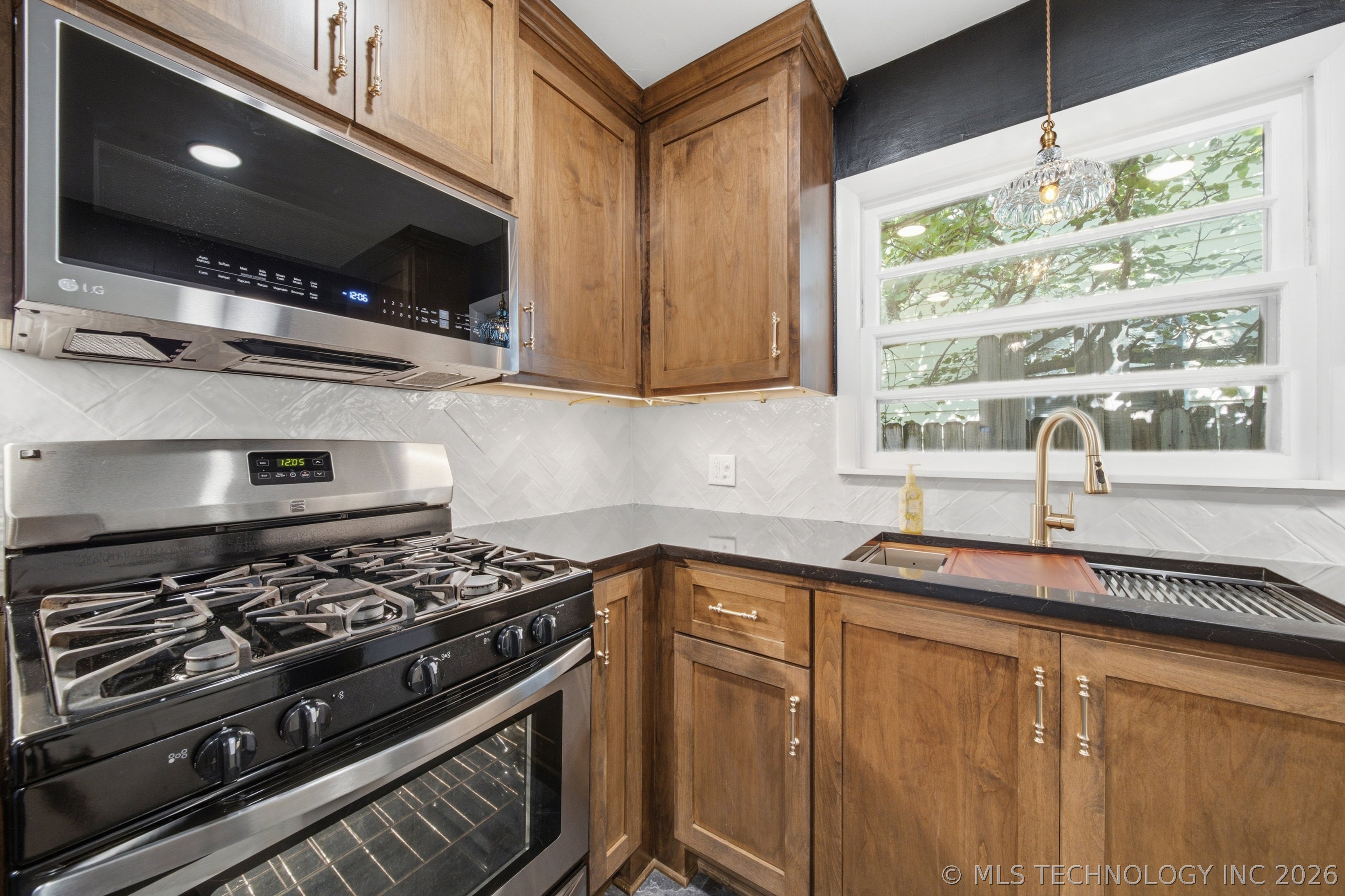1710 S Lakewood Avenue Property Photo 12