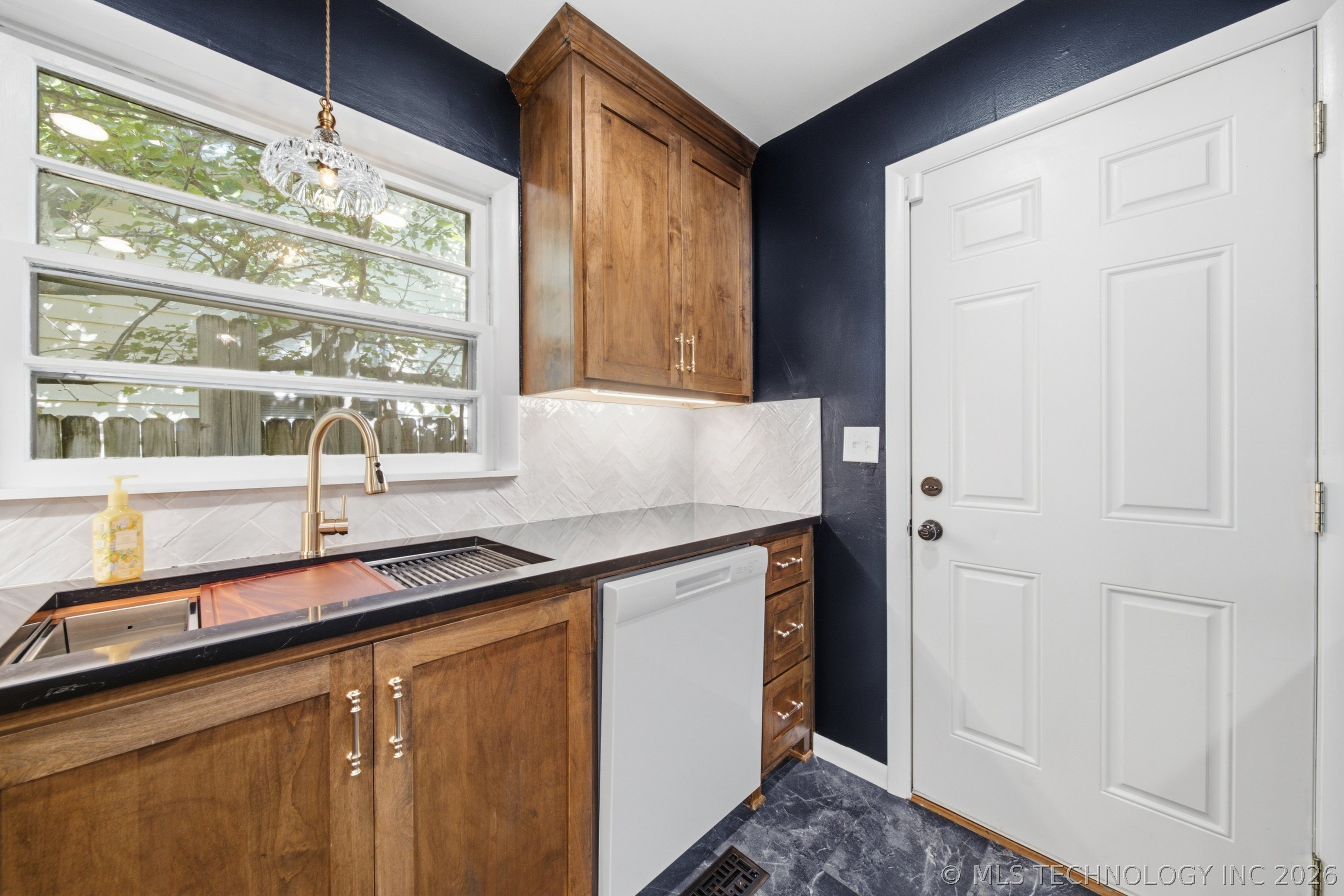 1710 S Lakewood Avenue Property Photo 14