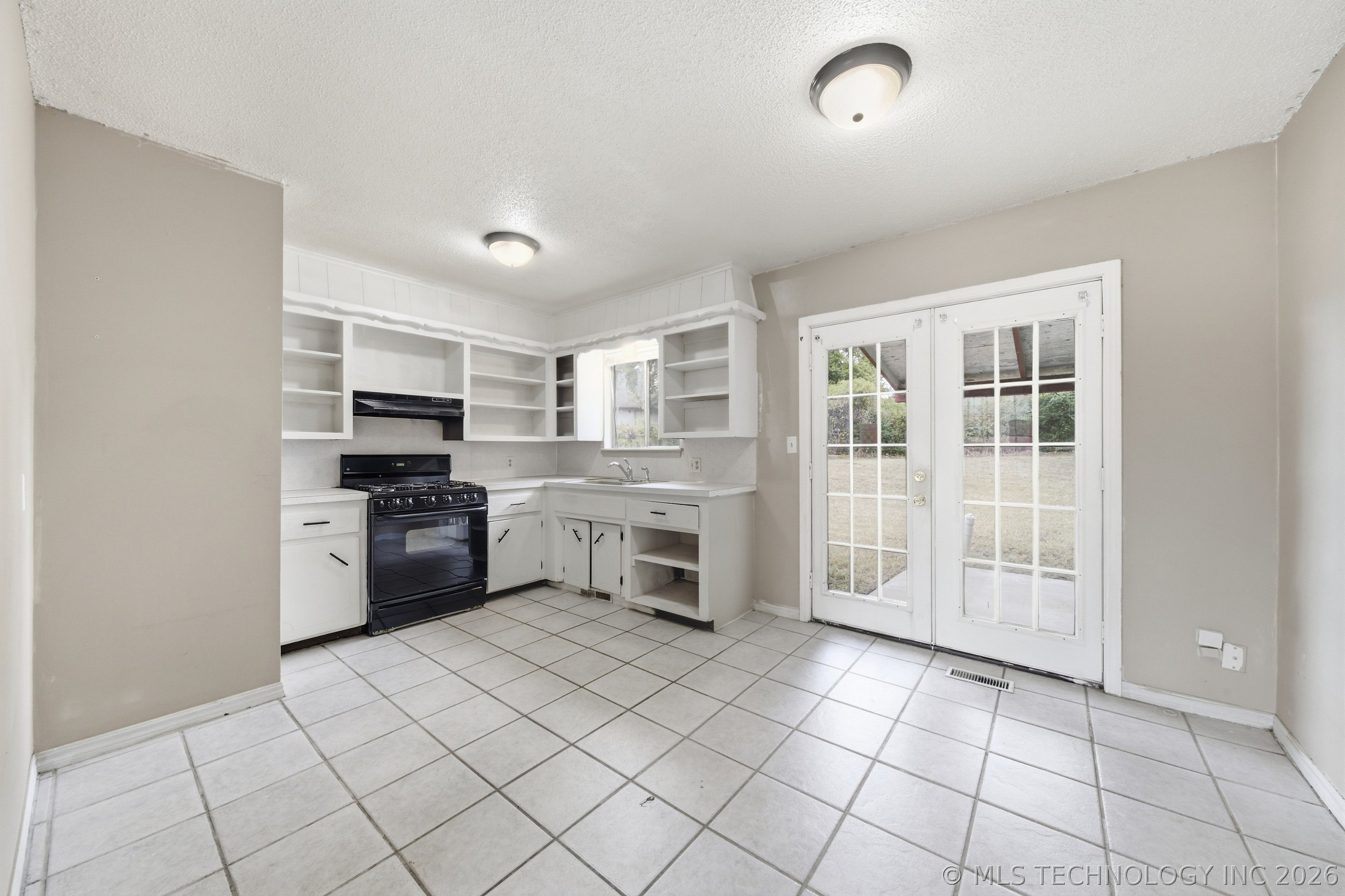 18517 E Admiral Boulevard Property Photo 9