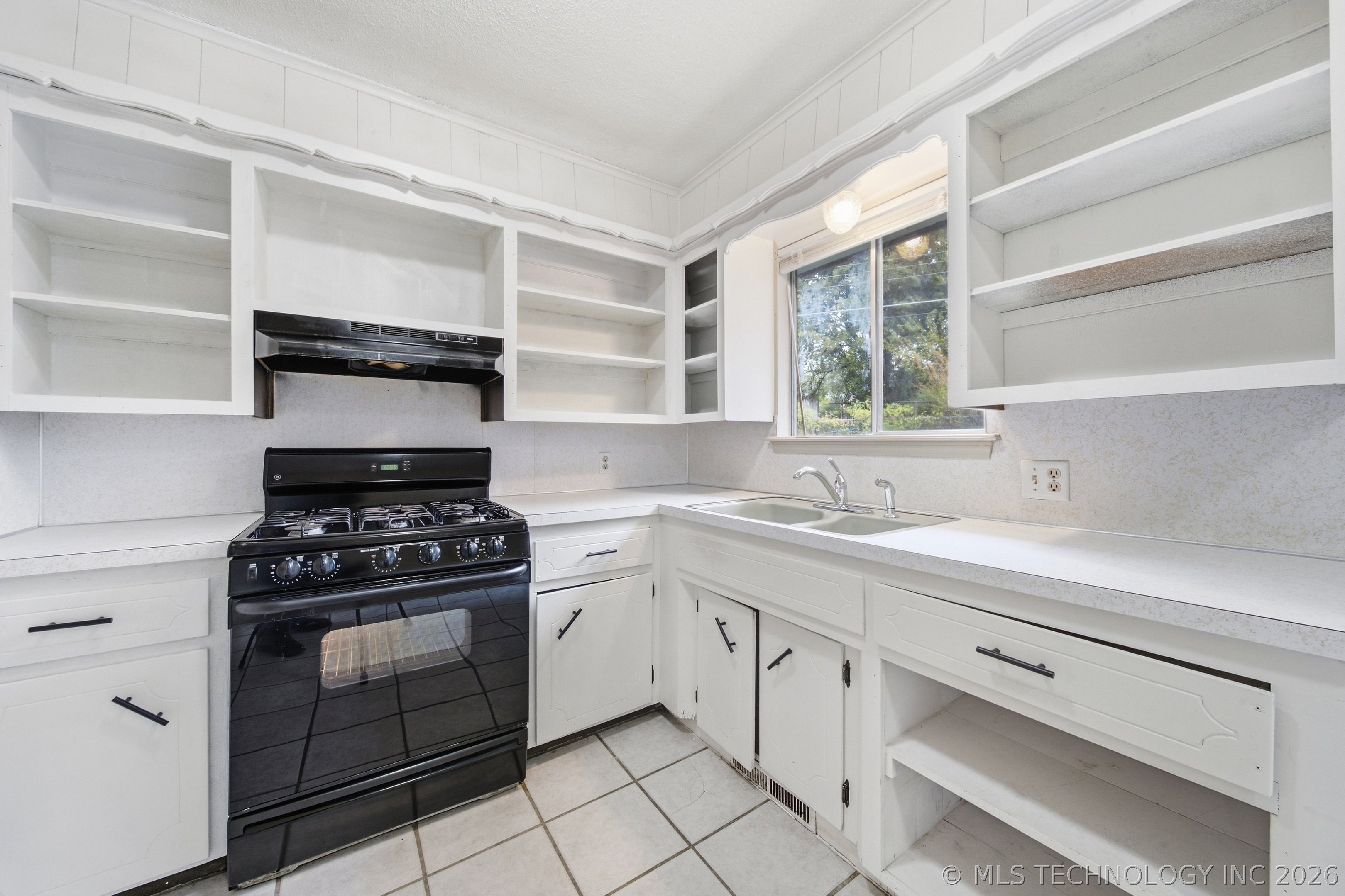18517 E Admiral Boulevard Property Photo 10