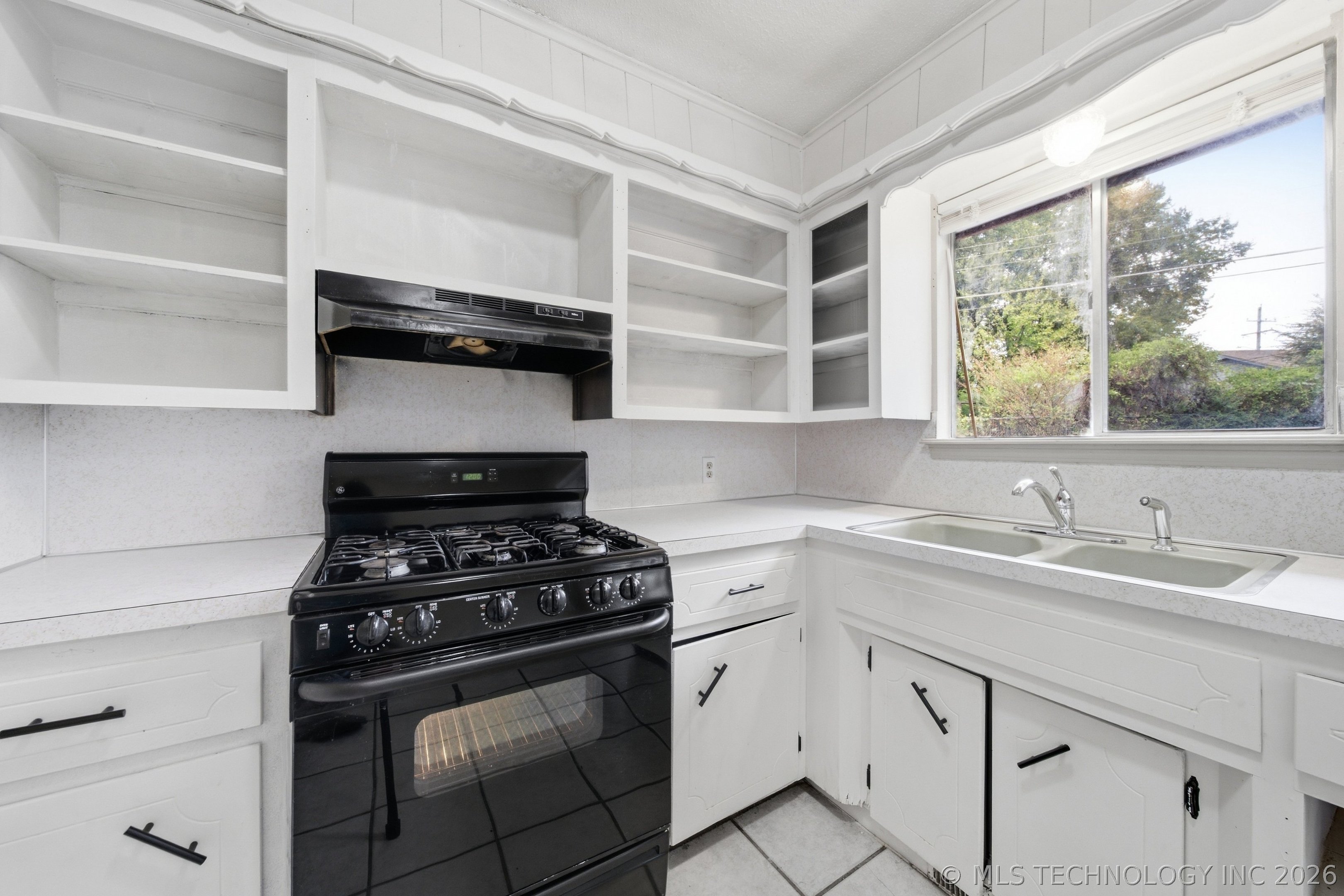 18517 E Admiral Boulevard Property Photo 11