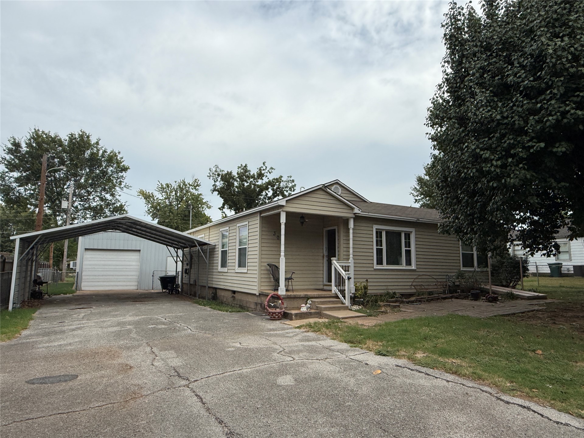 305 W 40th Place Property Photo 2