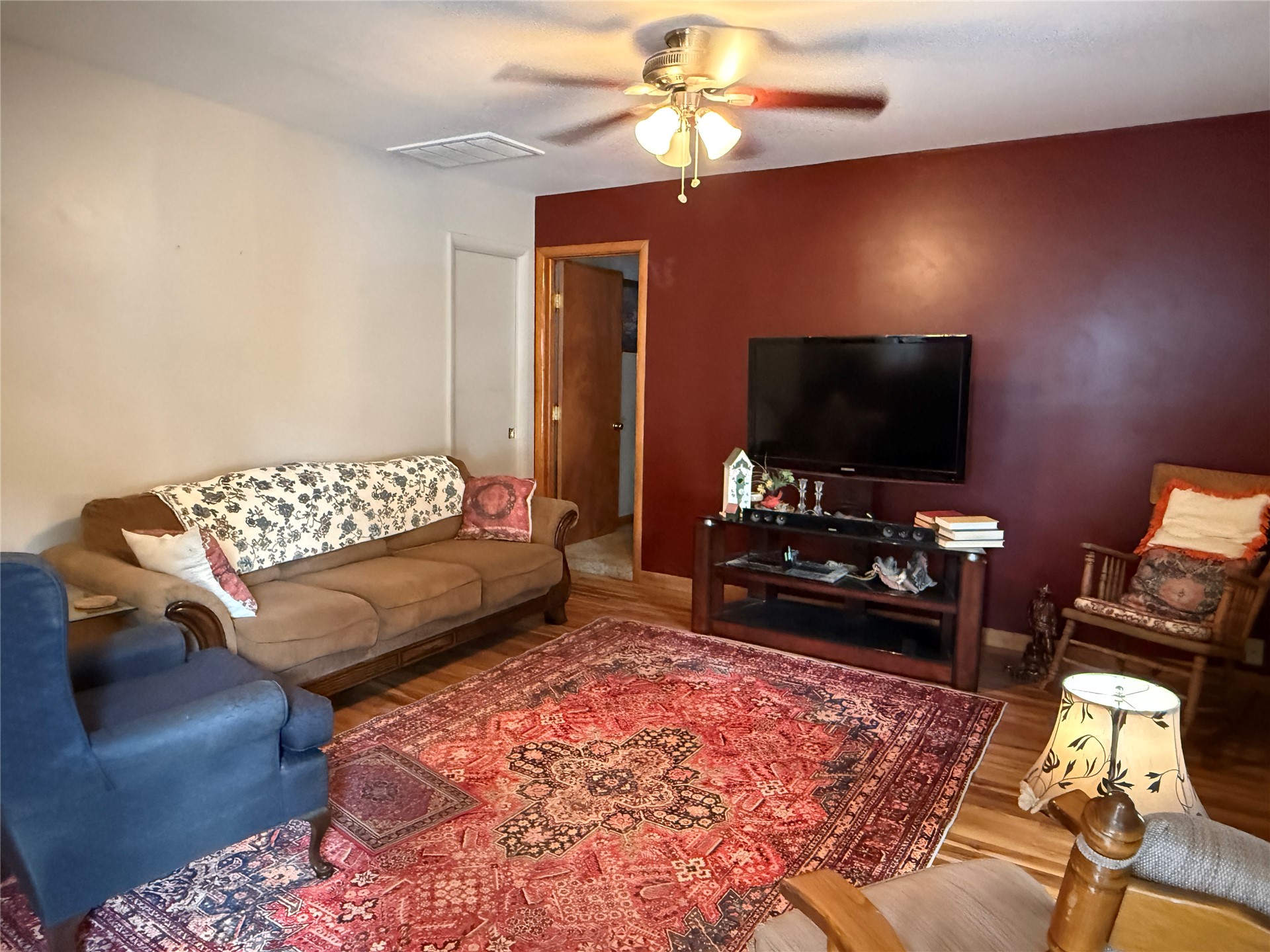 305 W 40th Place Property Photo 4