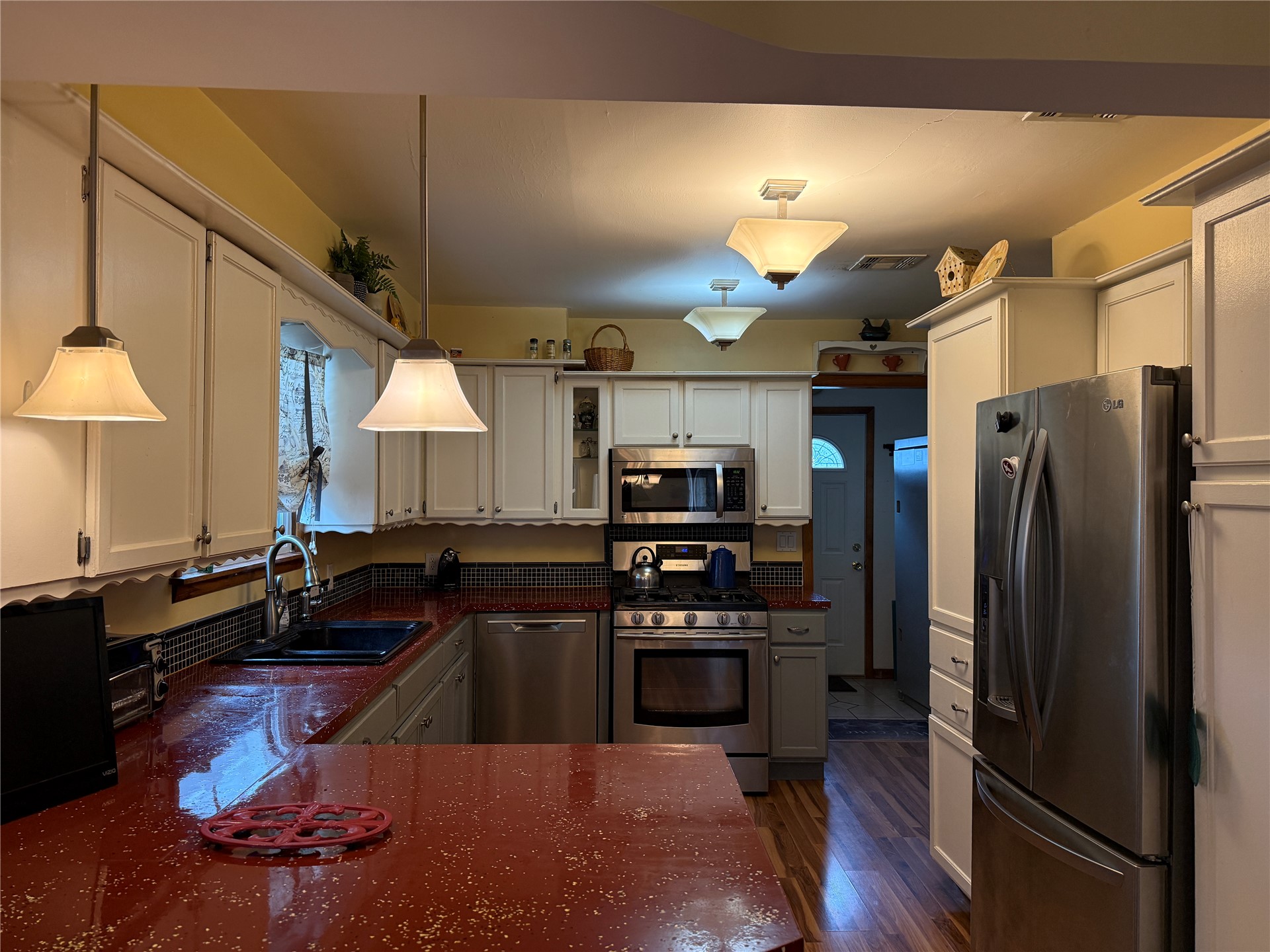 305 W 40th Place Property Photo 8