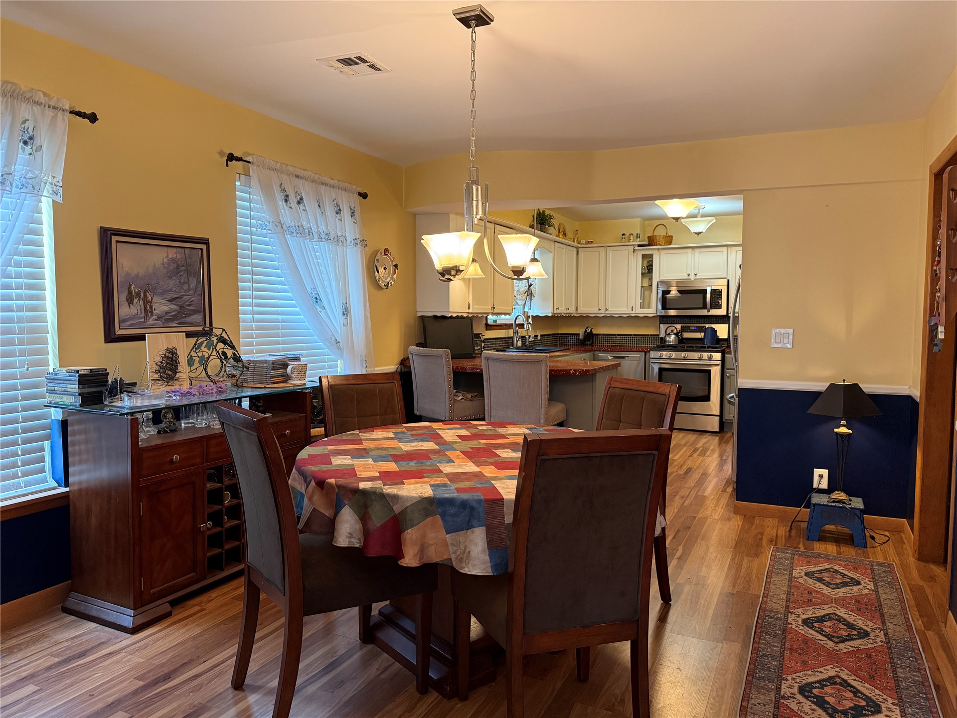 305 W 40th Place Property Photo 12